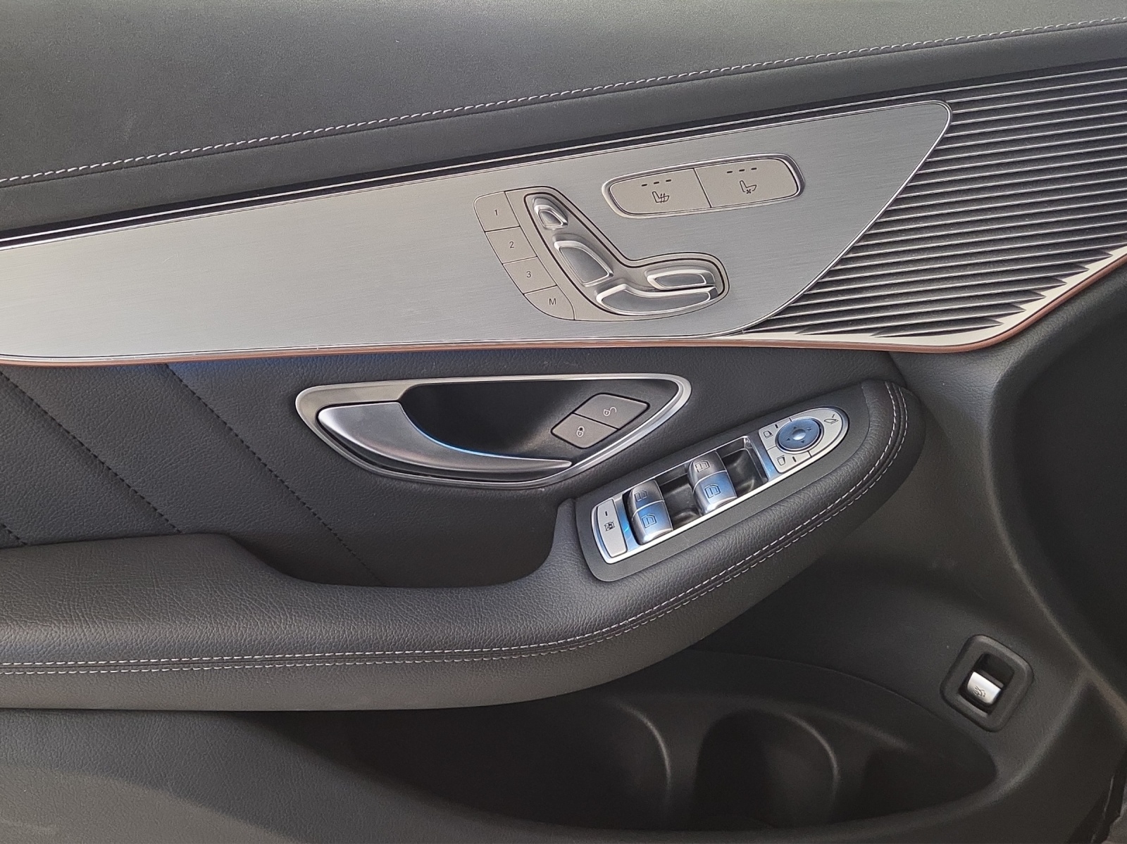 MERCEDES-BENZ EQC 400 AMG Line 4Matic-image-8