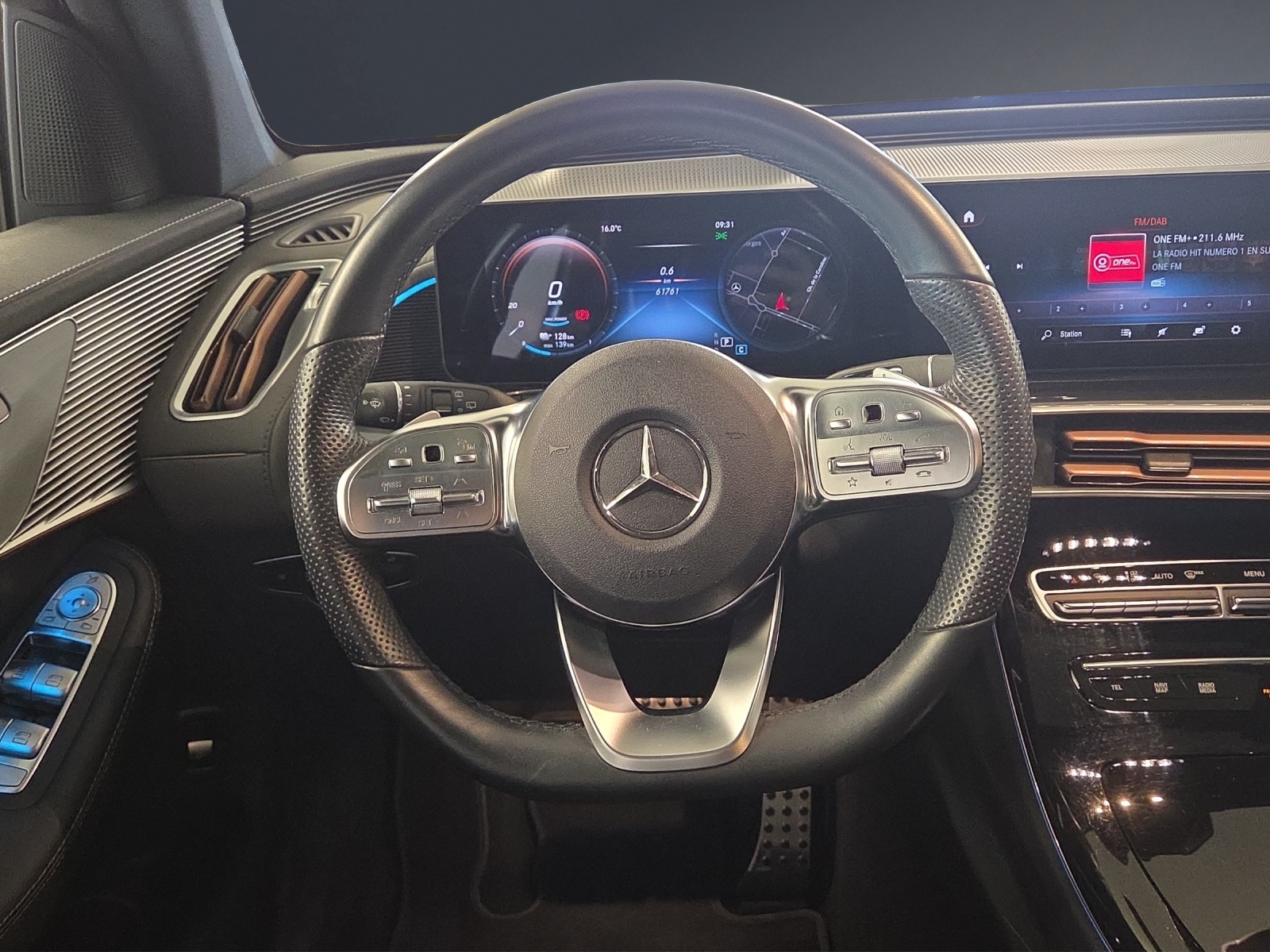 MERCEDES-BENZ EQC 400 AMG Line 4Matic-image-14