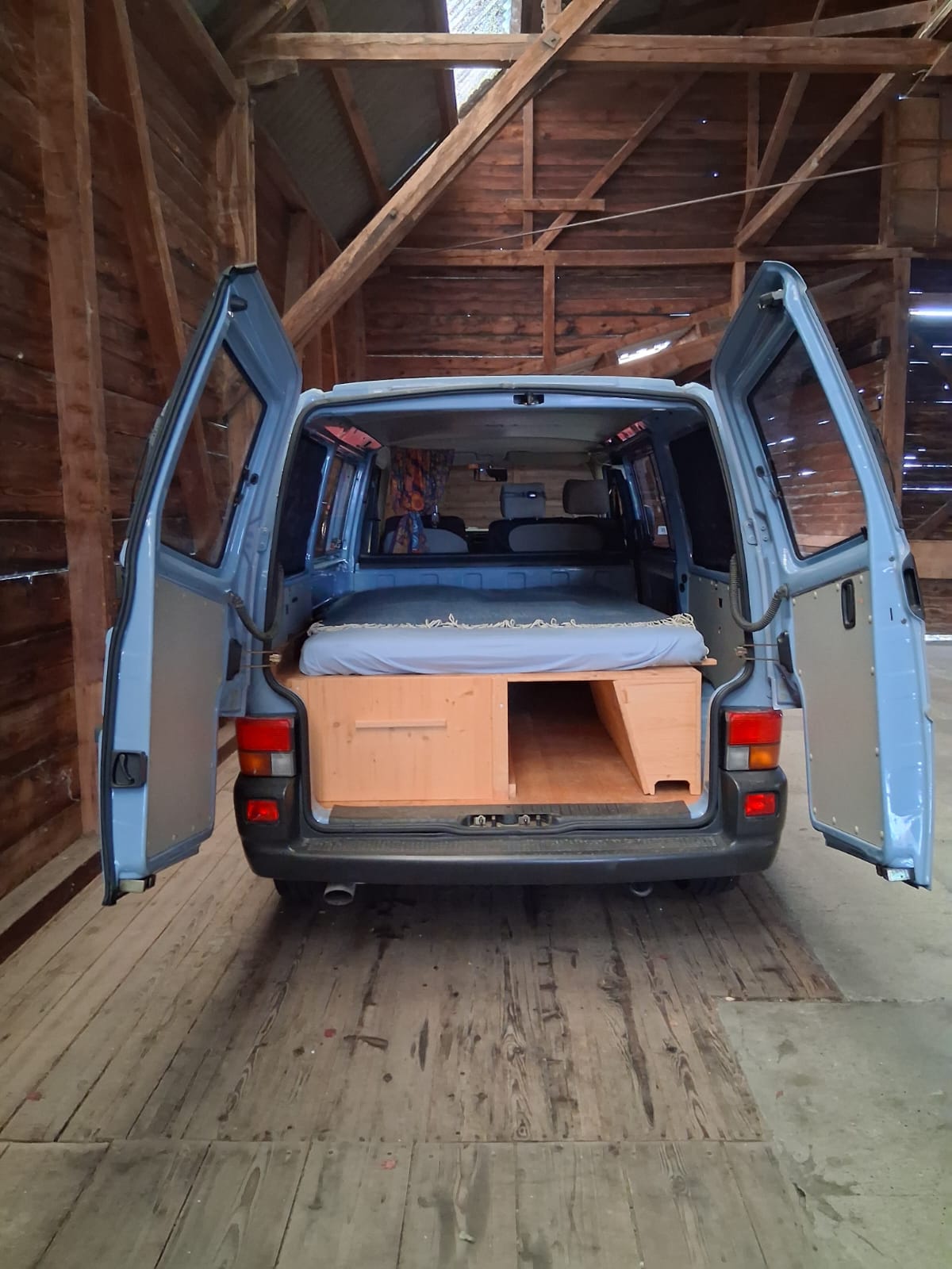 VW T4 Transporter 2.5l (Swiss Profi)-image-1
