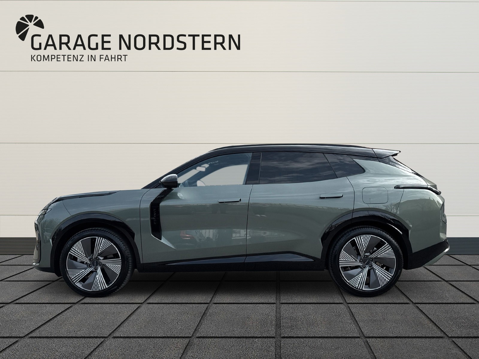 LYNK & CO 08 1.5 PHEV More-showroom-element-1