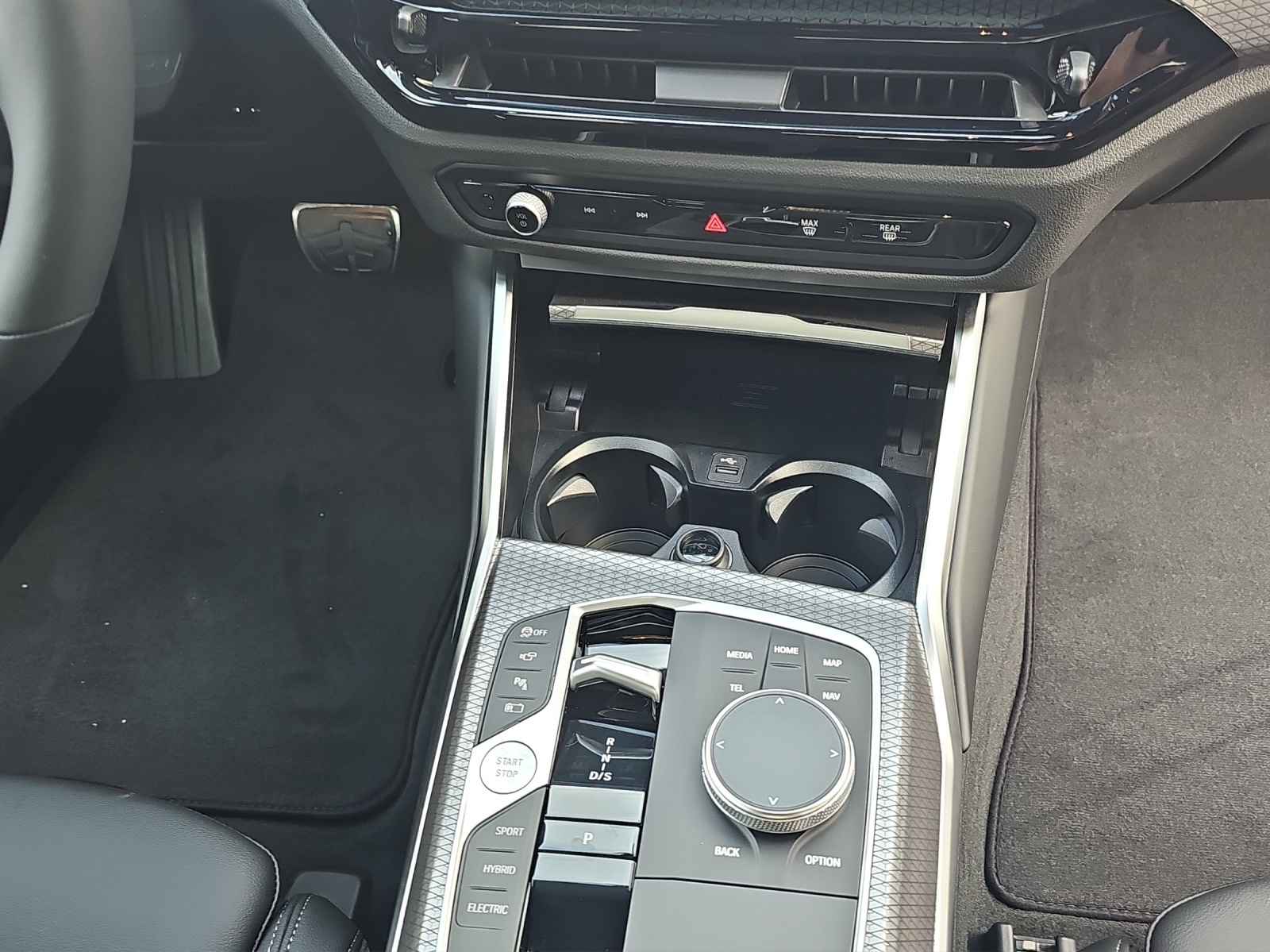 BMW 330e xDrive M Sport-image-17