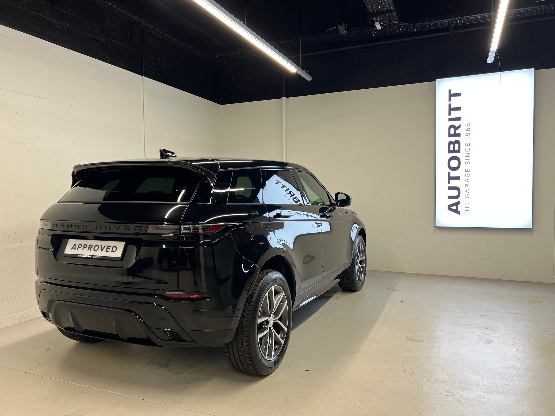 LAND ROVER Range Rover Evoque 1.5 T 270e Dynamic SE-showroom-element-2
