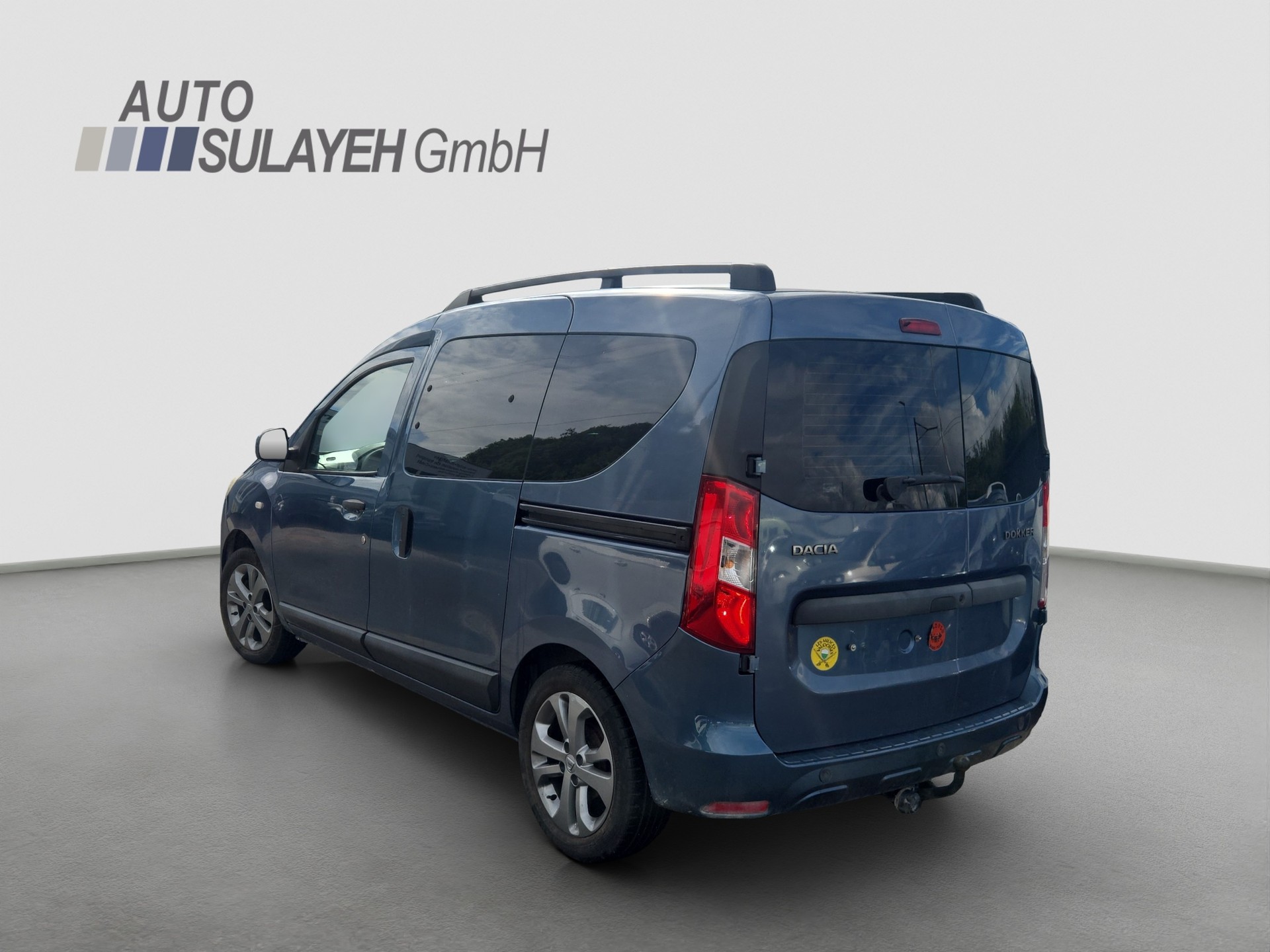 DACIA Personenwagen-showroom-element-1