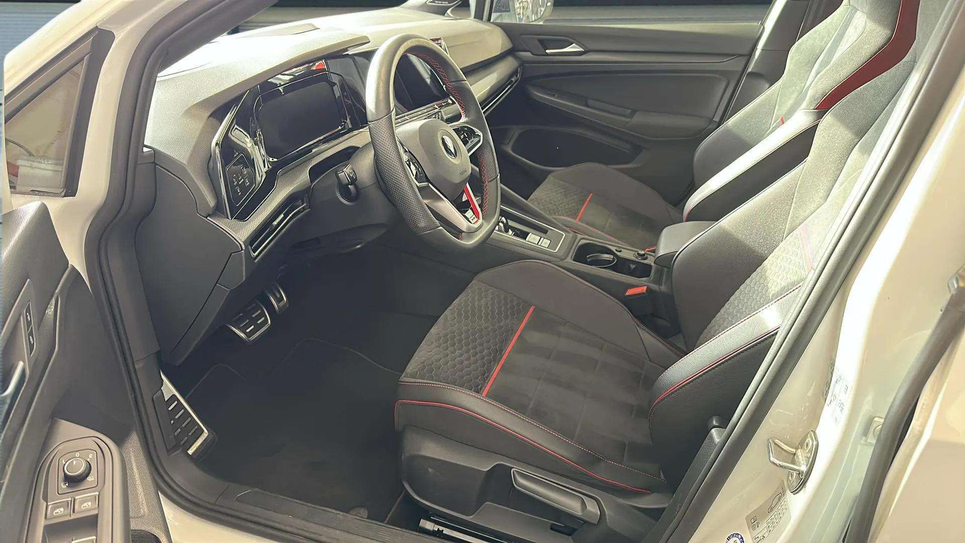VW Golf 2.0 TSI GTI Clubsport DSG Black Style mit Panoramadach & DCC-image-10