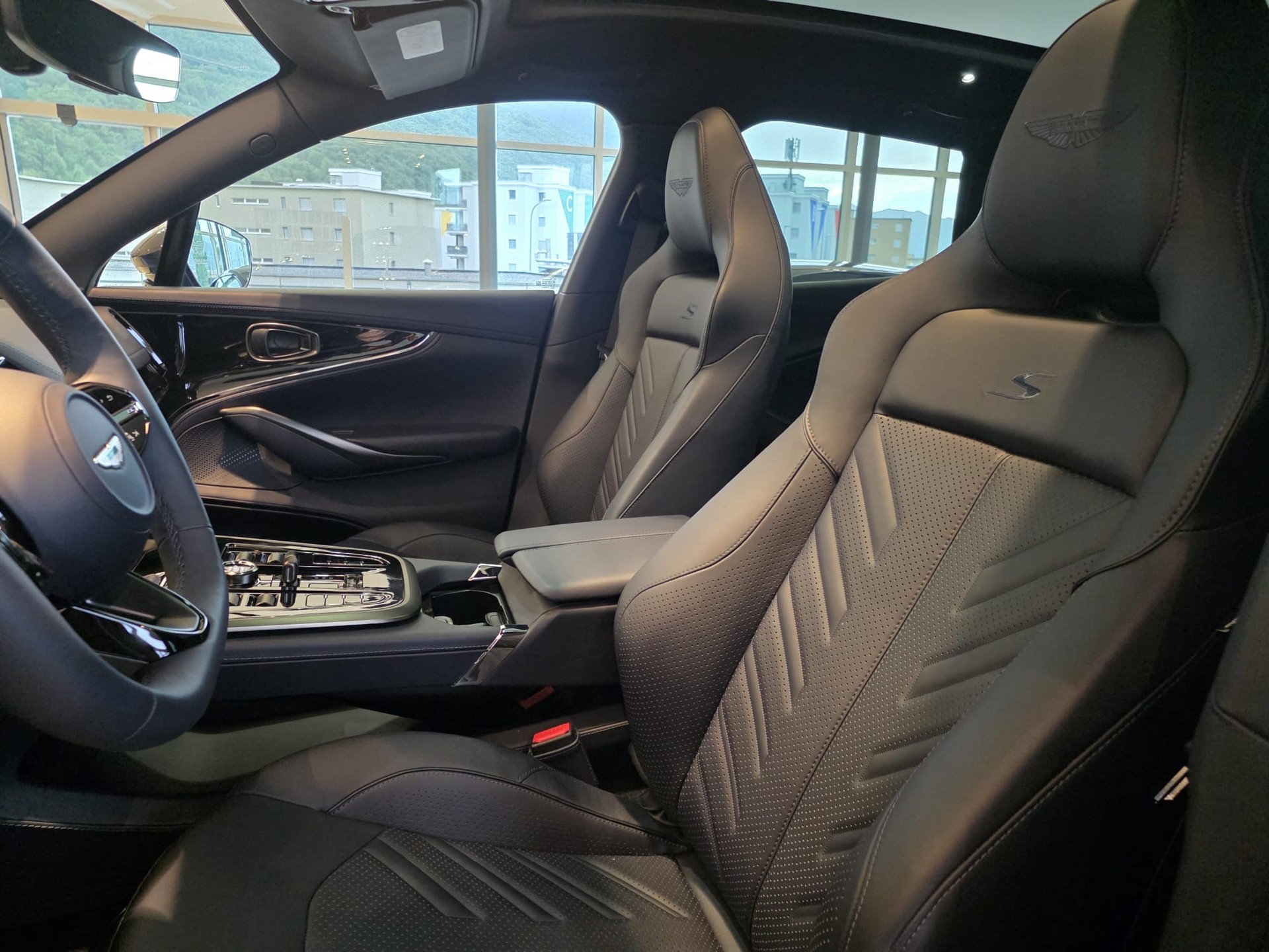 ASTON MARTIN New DBXS 727cv-image-7