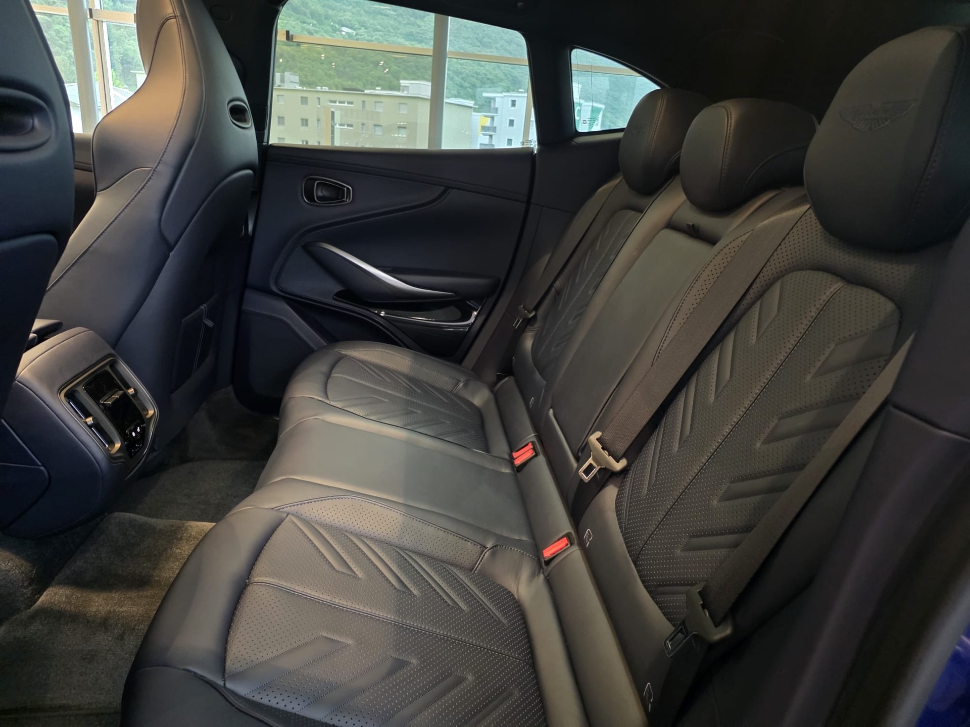ASTON MARTIN New DBXS 727cv-image-9