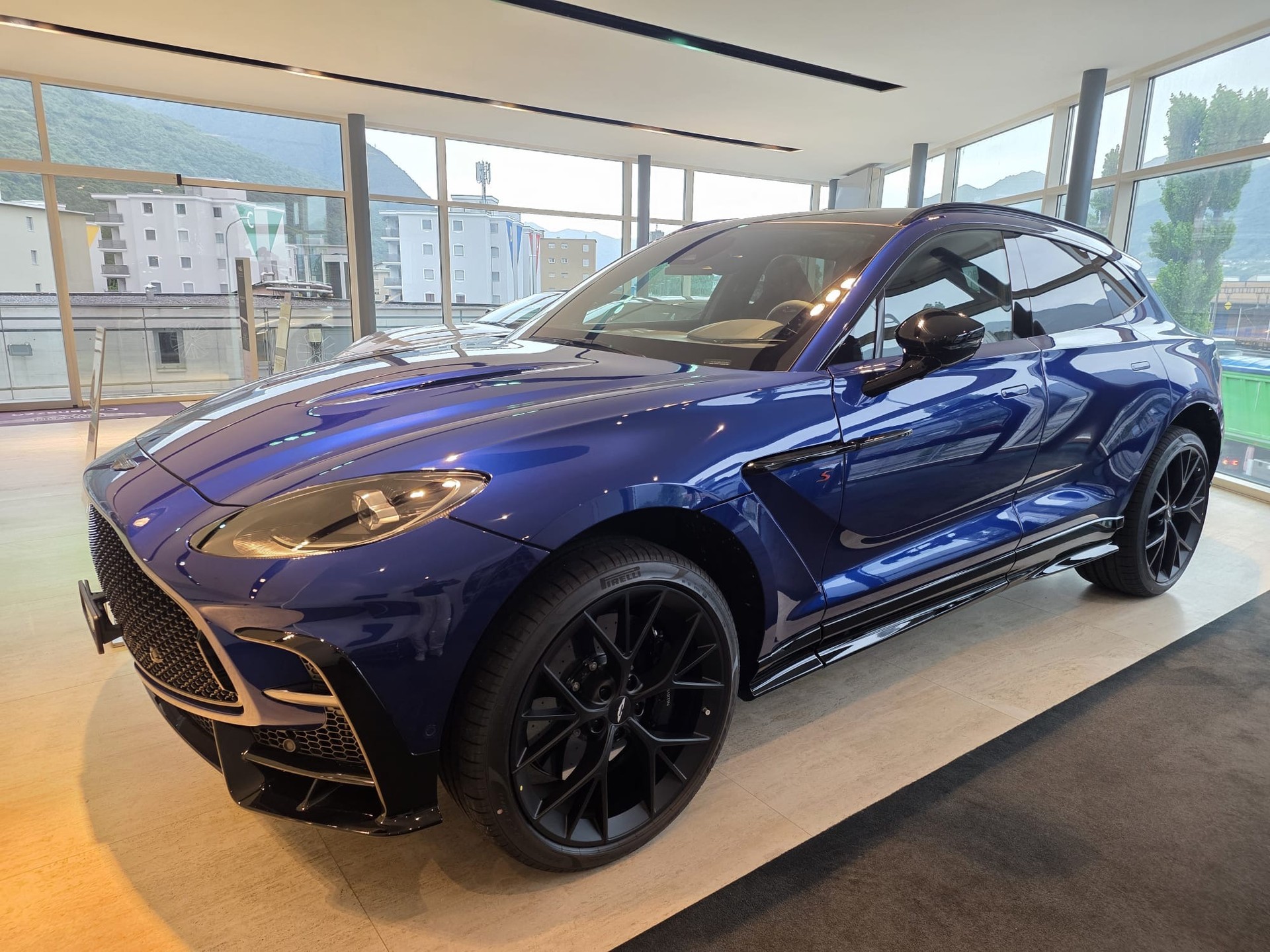 ASTON MARTIN New DBXS 727cv-image-3