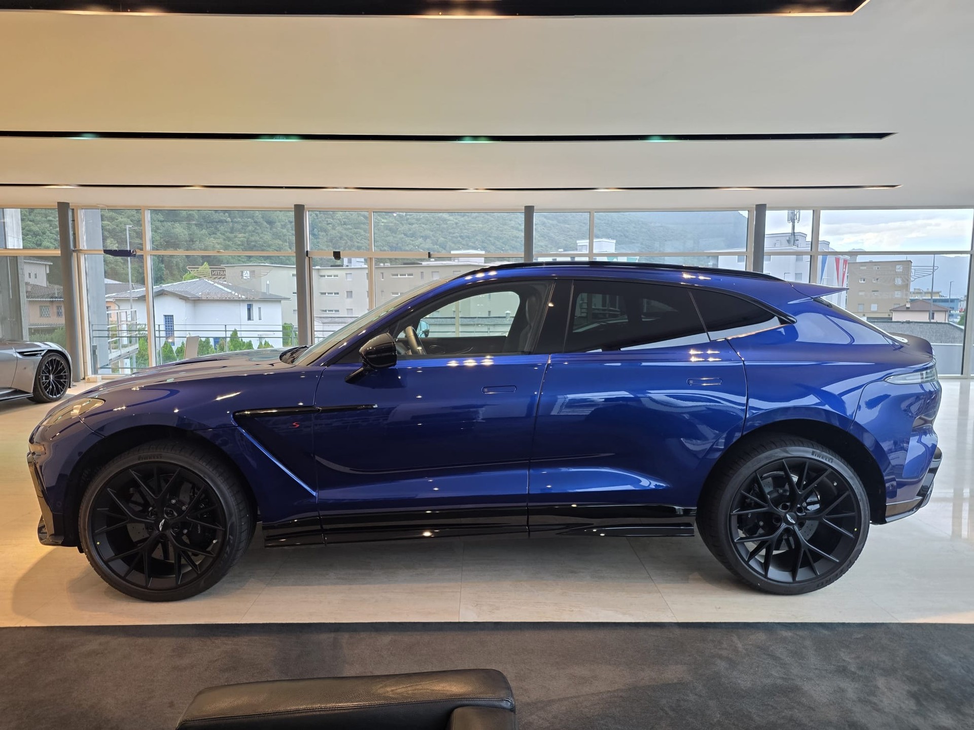 ASTON MARTIN New DBXS 727cv-image-1