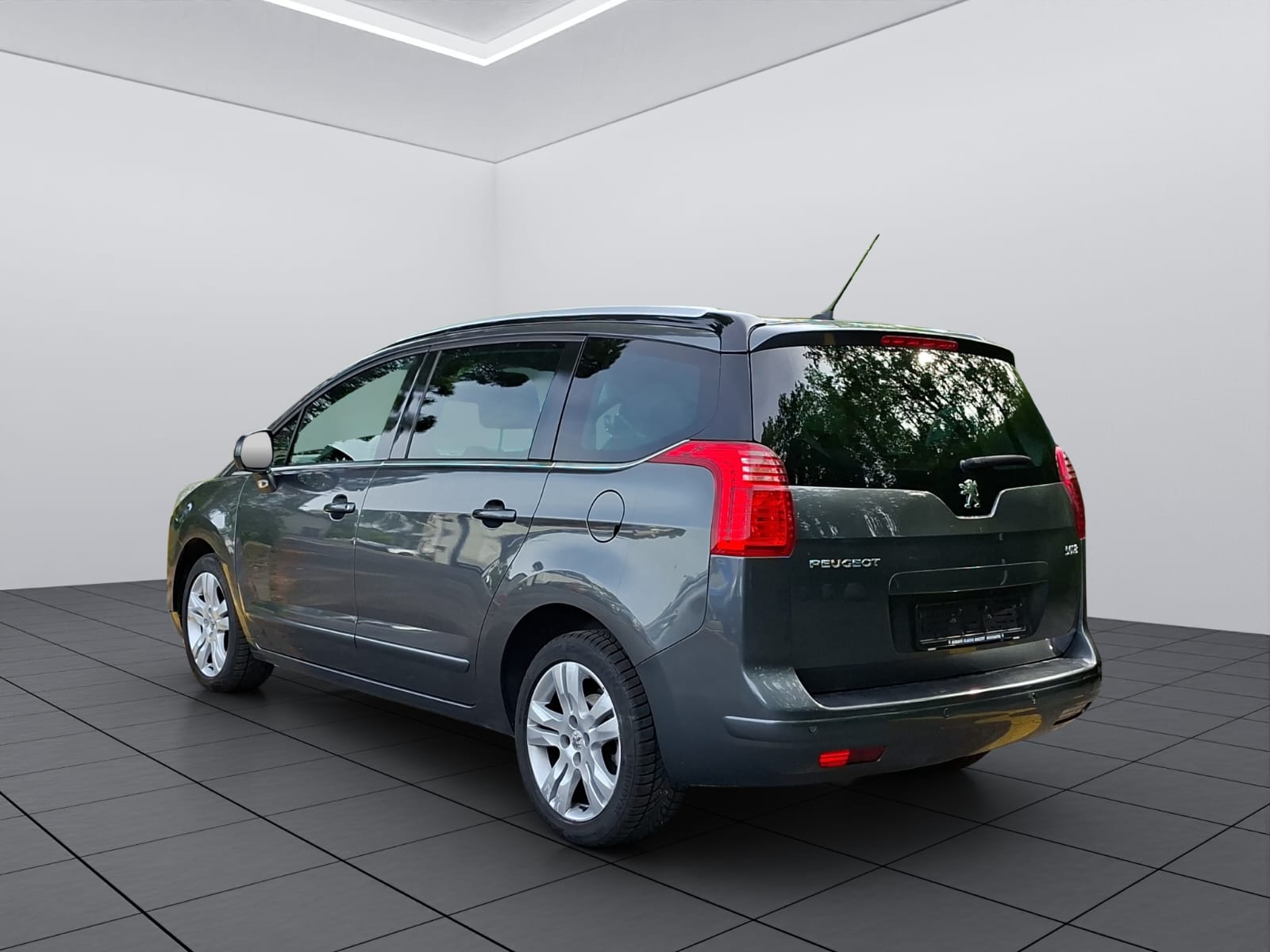 PEUGEOT 5008 1.6 16V T Allure Automatic-image-4