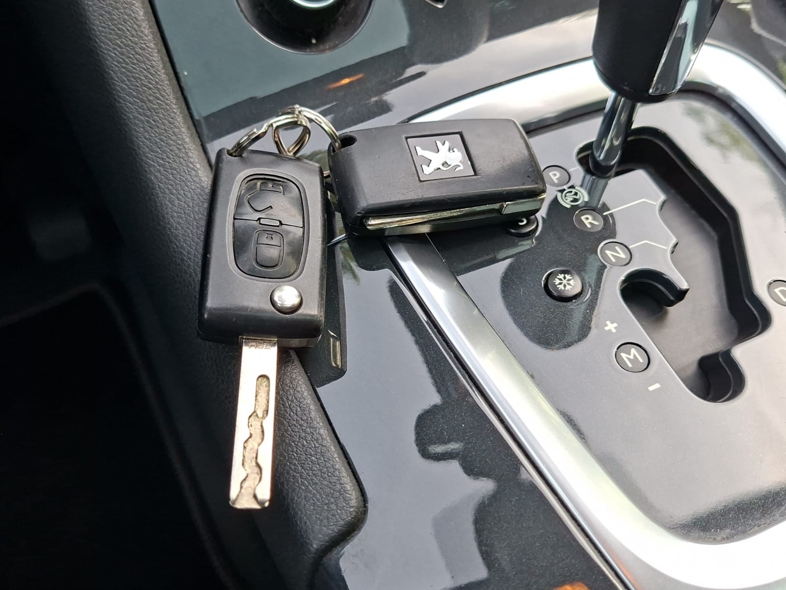 PEUGEOT 5008 1.6 16V T Allure Automatic-image-17