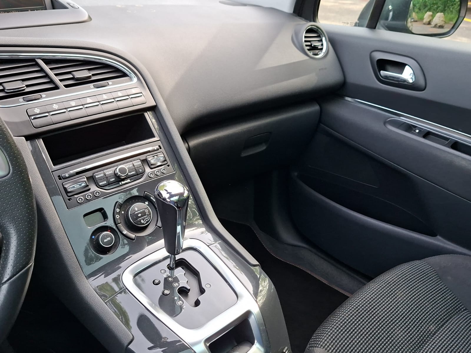 PEUGEOT 5008 1.6 16V T Allure Automatic-image-16