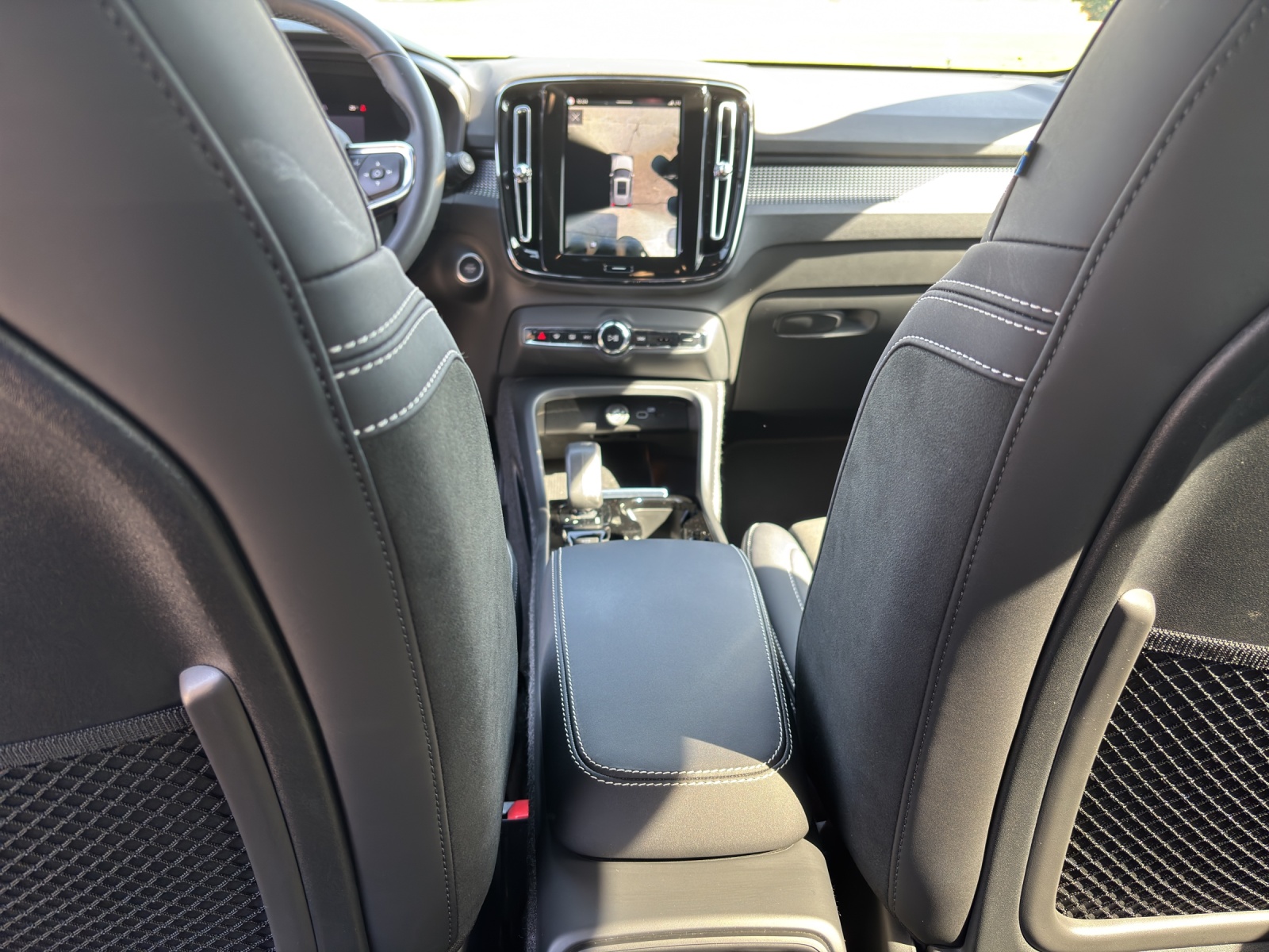 VOLVO XC40 2.0 B3 MH Plus Dark-showroom-element-3