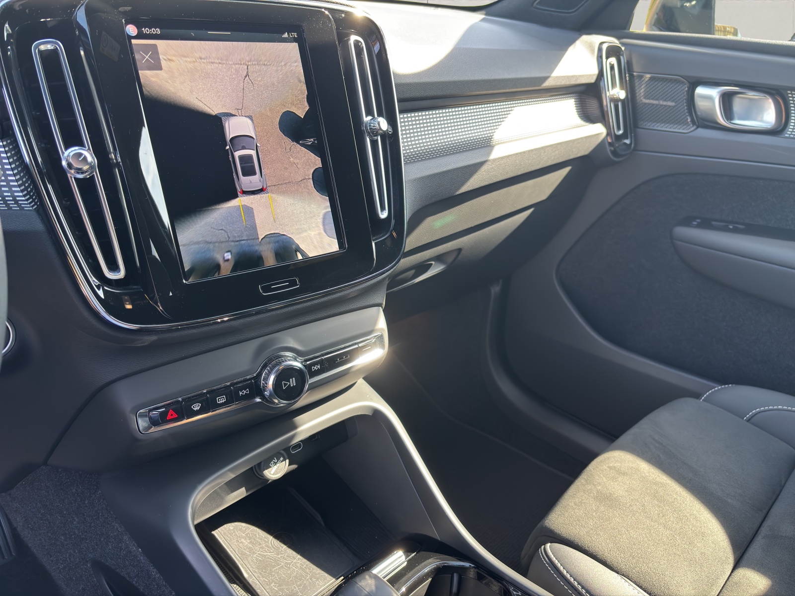 VOLVO XC40 2.0 B3 MH Plus Dark-image-4
