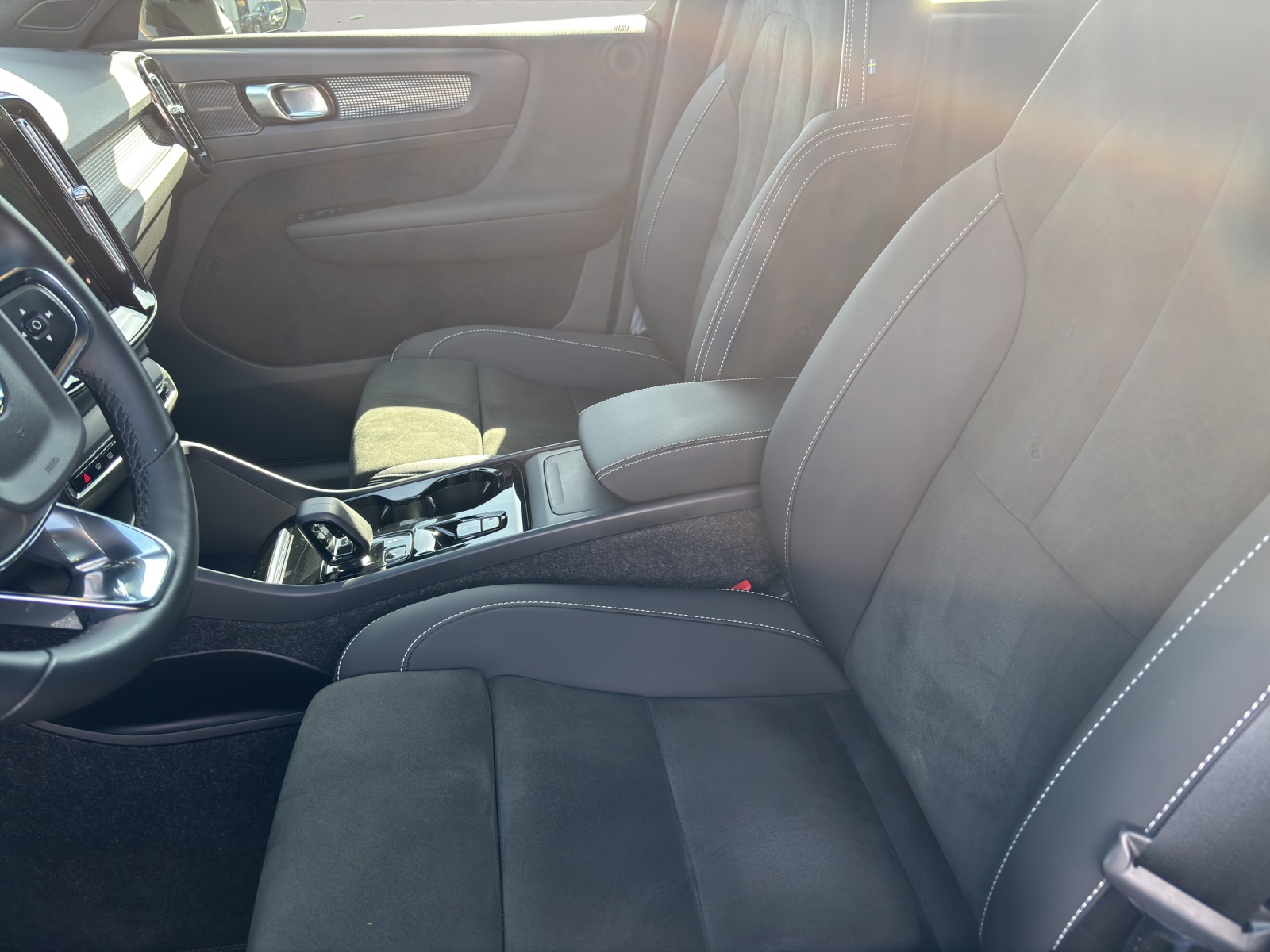 VOLVO XC40 2.0 B3 MH Plus Dark-image-9