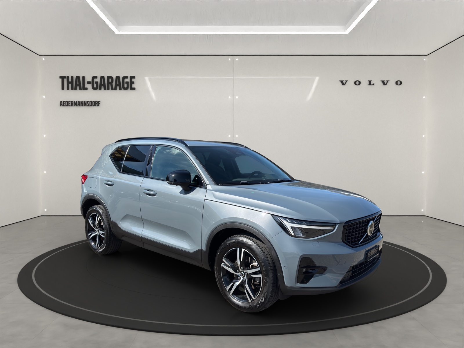 VOLVO XC40 2.0 B3 MH Plus Dark-showroom-element-2
