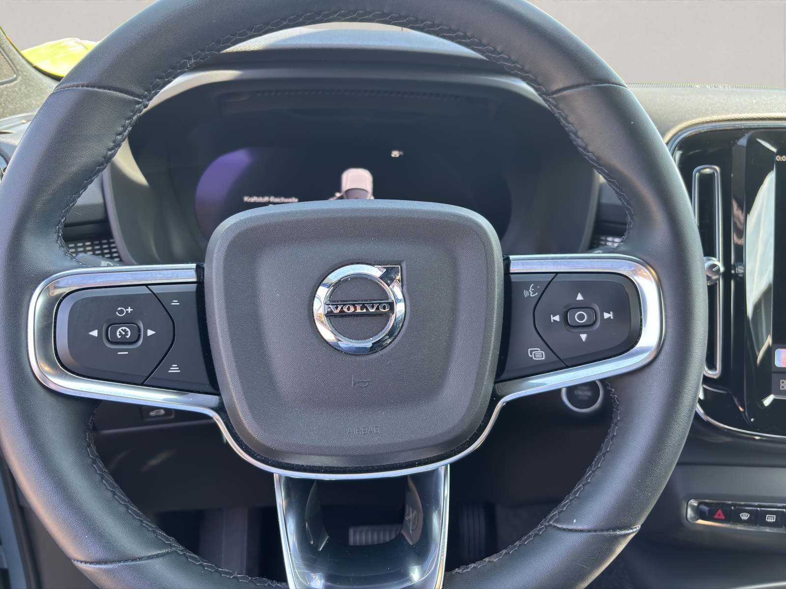 VOLVO XC40 2.0 B3 MH Plus Dark-showroom-element-1