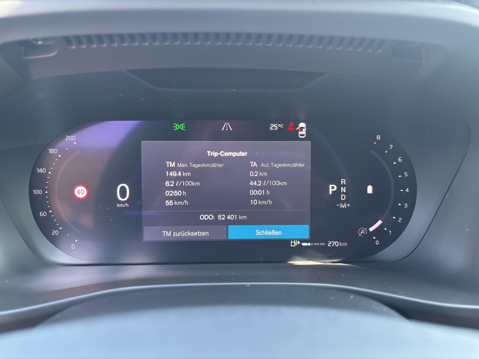 VOLVO XC40 2.0 B3 MH Plus Dark-image-11