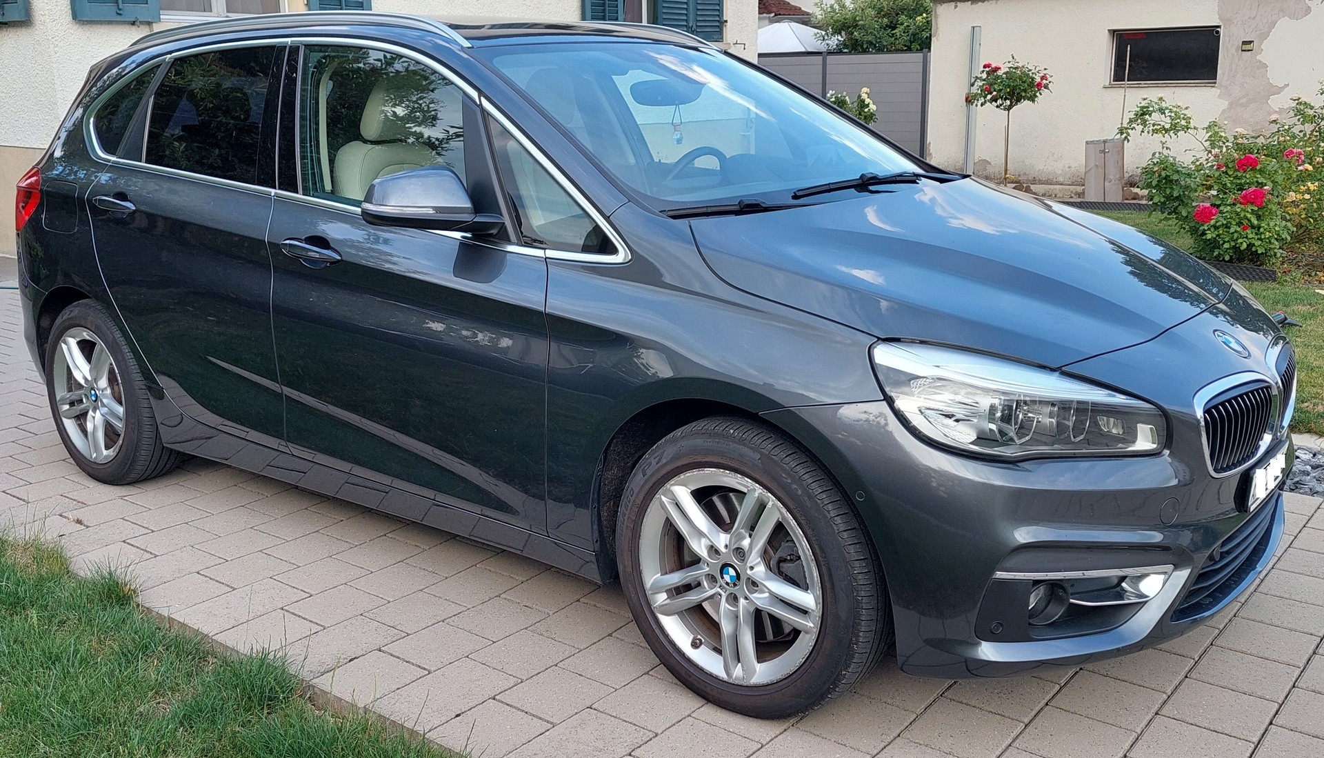 BMW 225xe-image-1