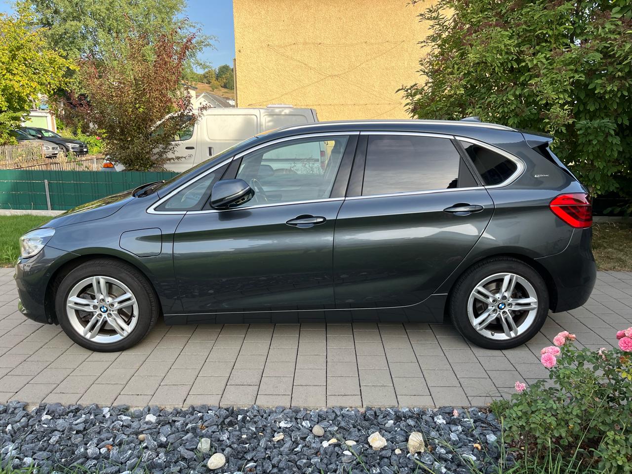 BMW 225xe-image-1