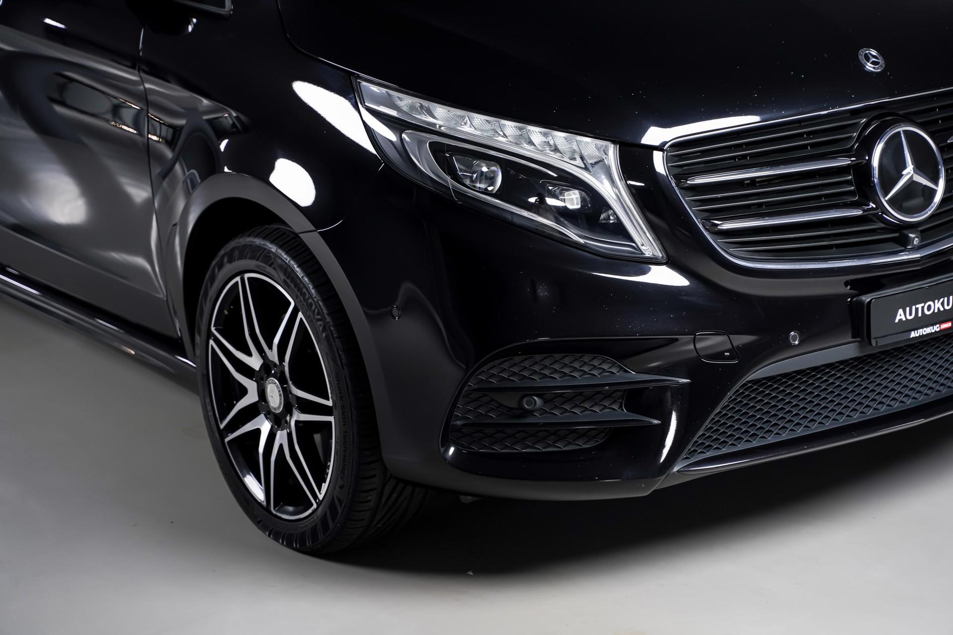 MERCEDES-BENZ V 250 d Swiss Edition lang AMG Line 4Matic 7G-Tronic-showroom-element-3
