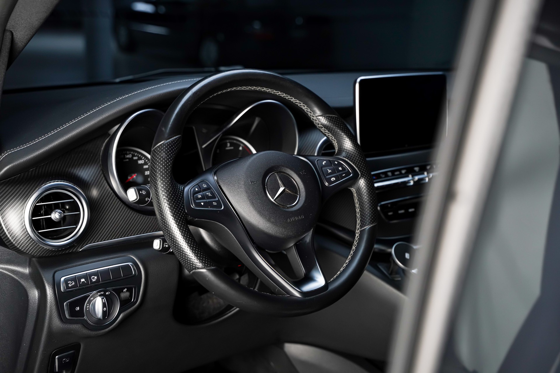 MERCEDES-BENZ V 250 d Swiss Edition lang AMG Line 4Matic 7G-Tronic-image-11