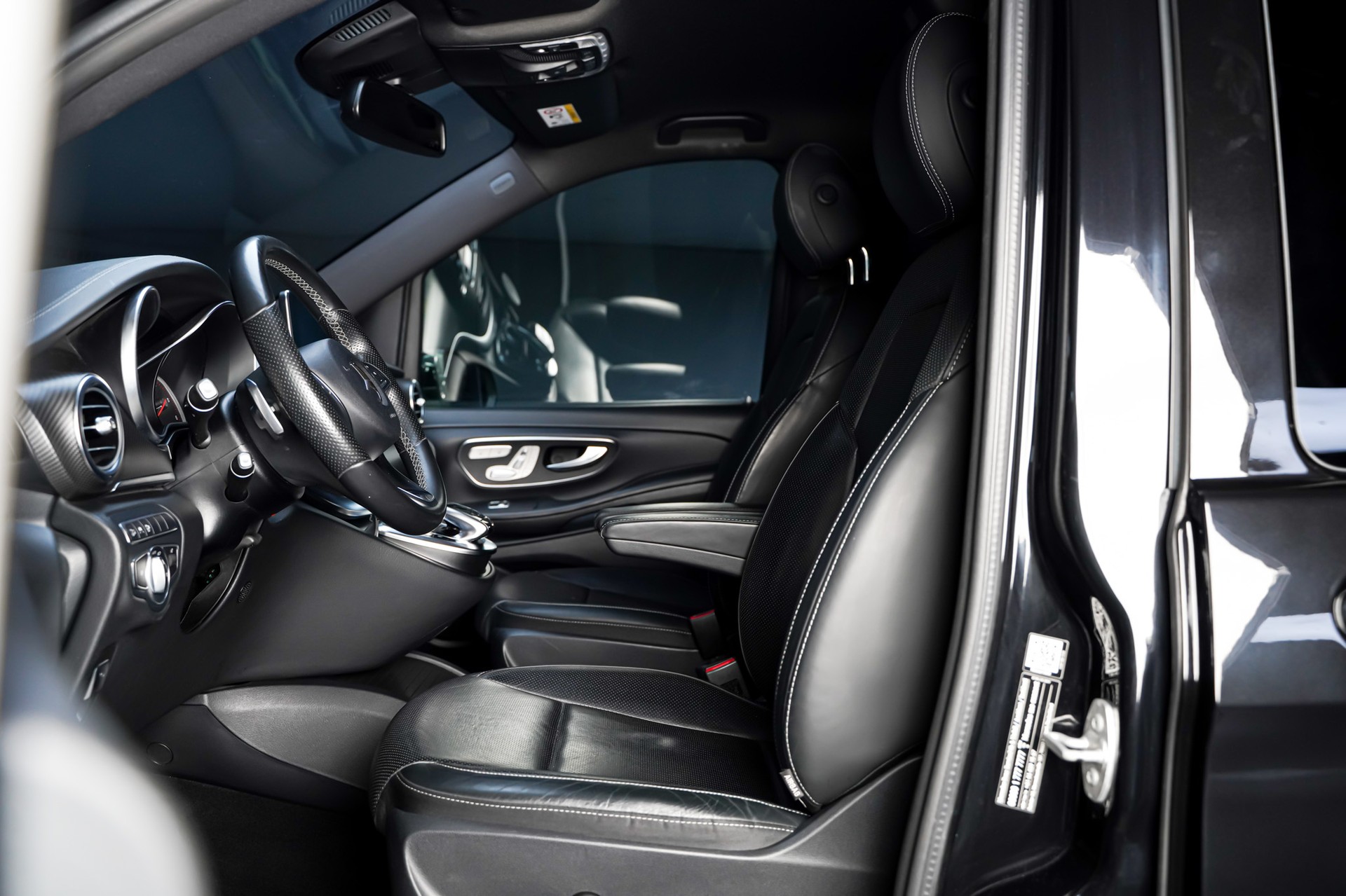 MERCEDES-BENZ V 250 d Swiss Edition lang AMG Line 4Matic 7G-Tronic-image-14