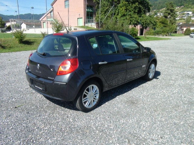RENAULT Clio Initiale Paris 2.0 16V 138 PS-image-5