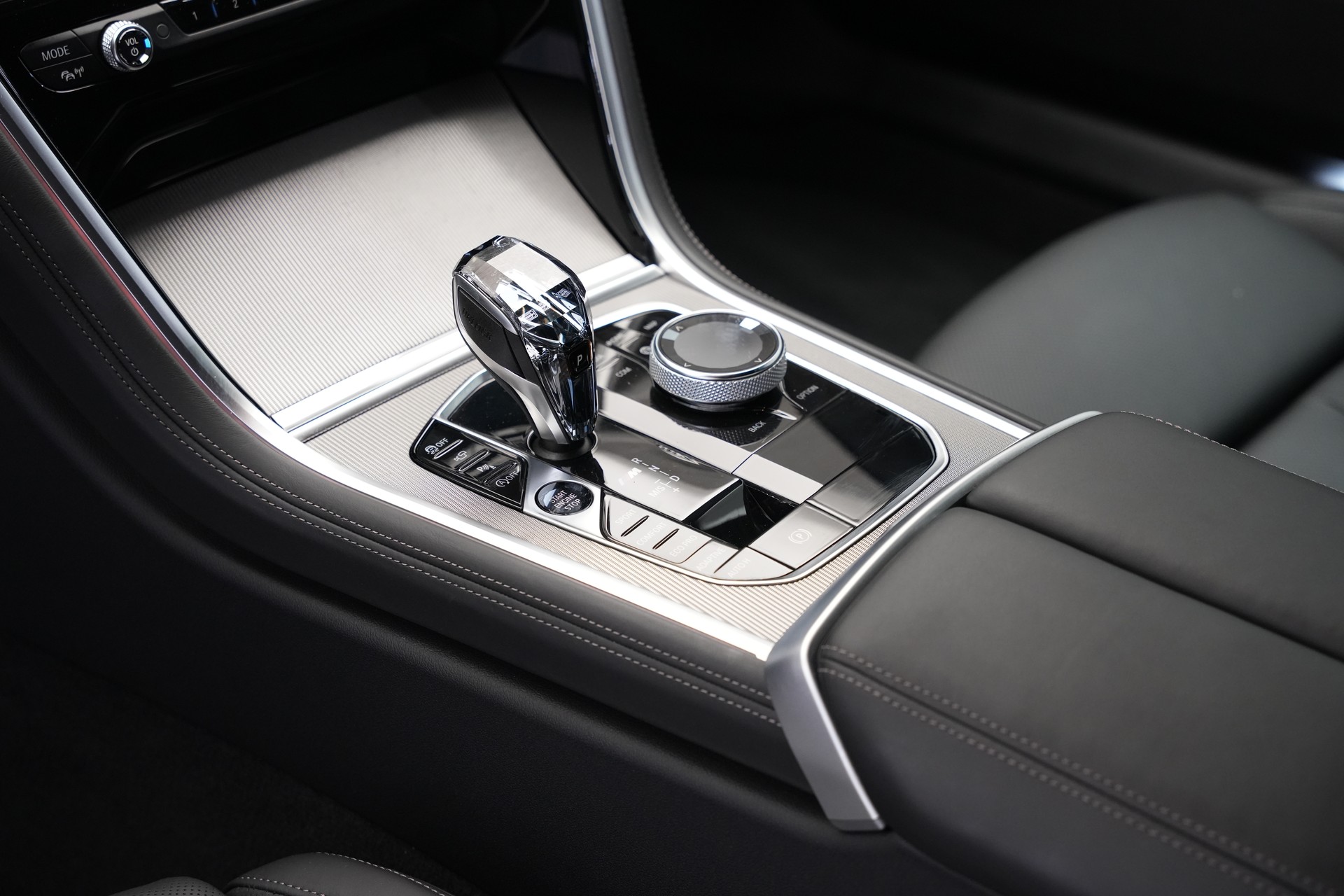 BMW M850i xDrive Steptronic *Sunset Orange* *Night Vision* *Softclose*-image-25