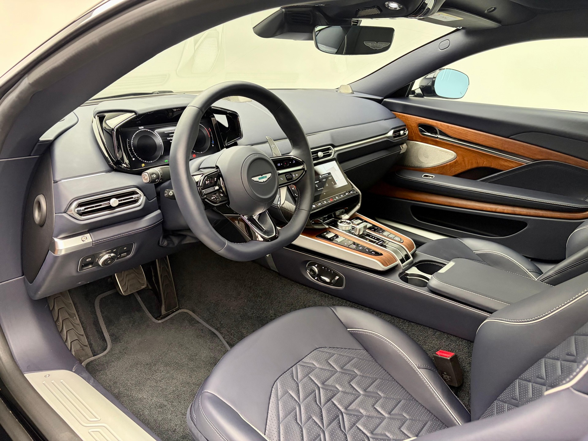 ASTON MARTIN Vanquish 5.2 V12 Bi-Turbo-showroom-element-1