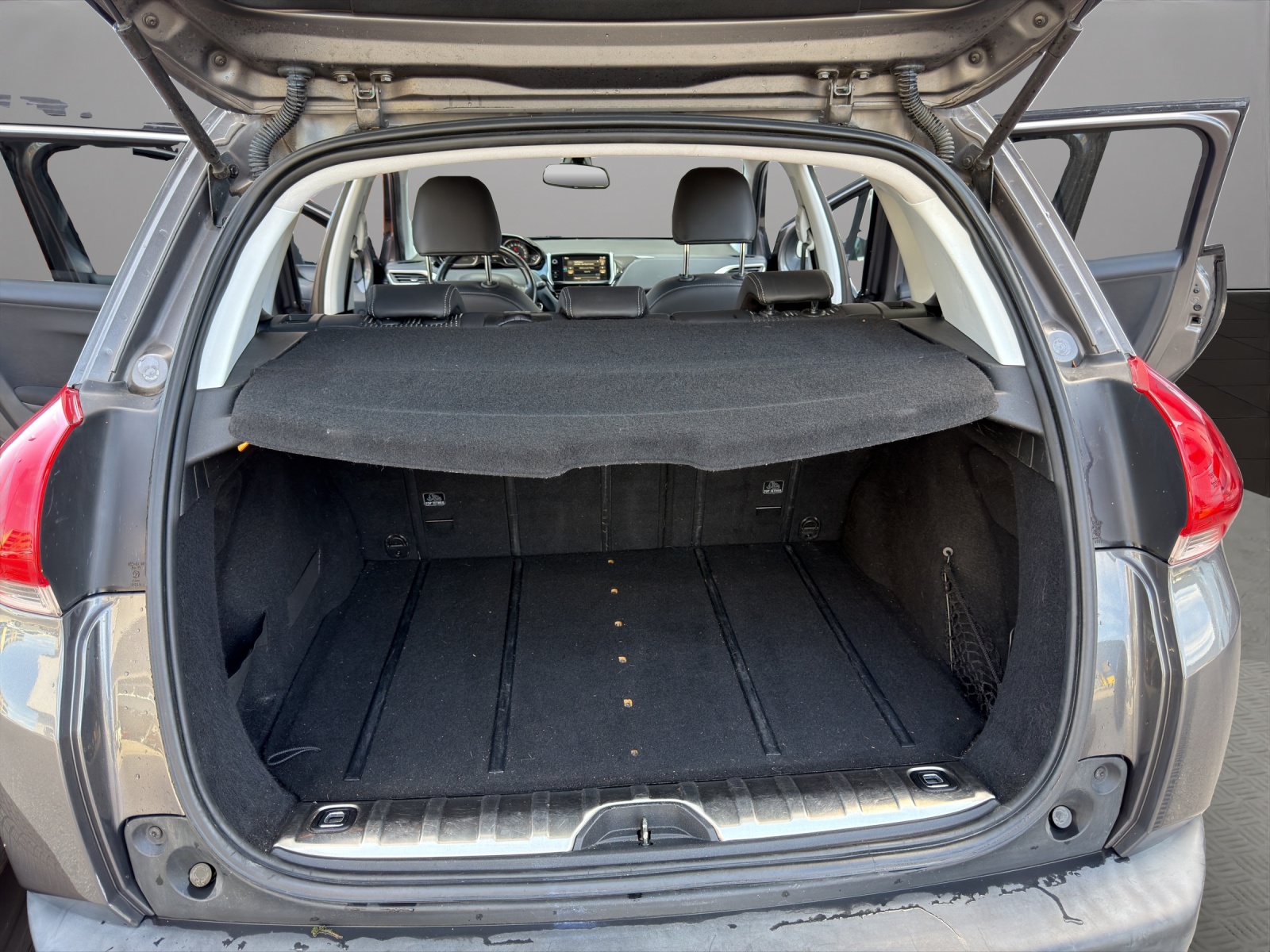 PEUGEOT 2008 1.6 BlueHDi Allure-image-18
