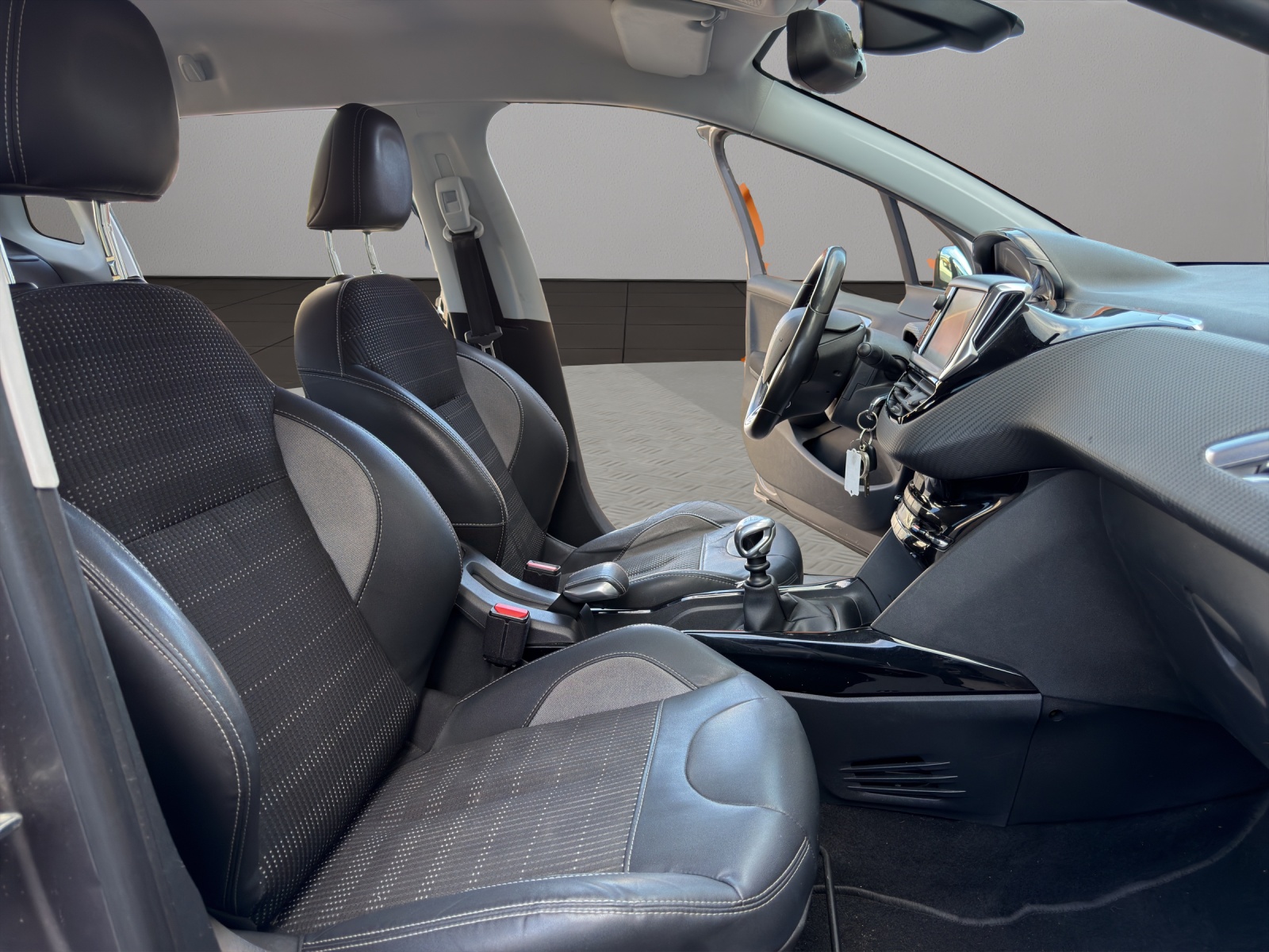 PEUGEOT 2008 1.6 BlueHDi Allure-image-16