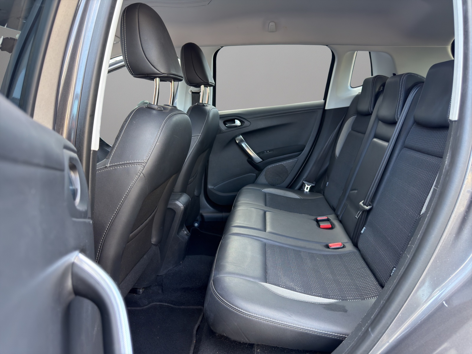 PEUGEOT 2008 1.6 BlueHDi Allure-image-12