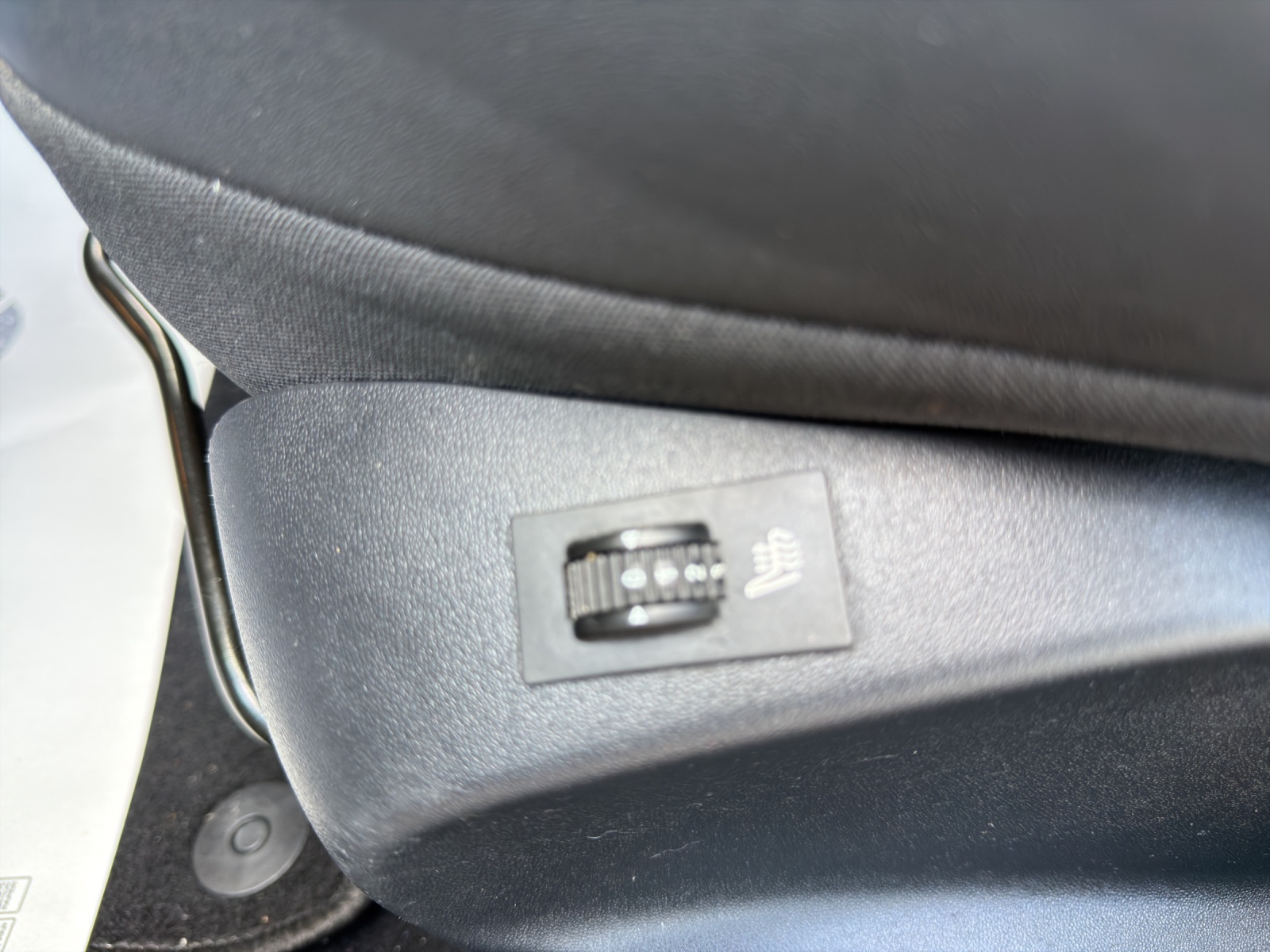 PEUGEOT 2008 1.6 BlueHDi Allure-image-21