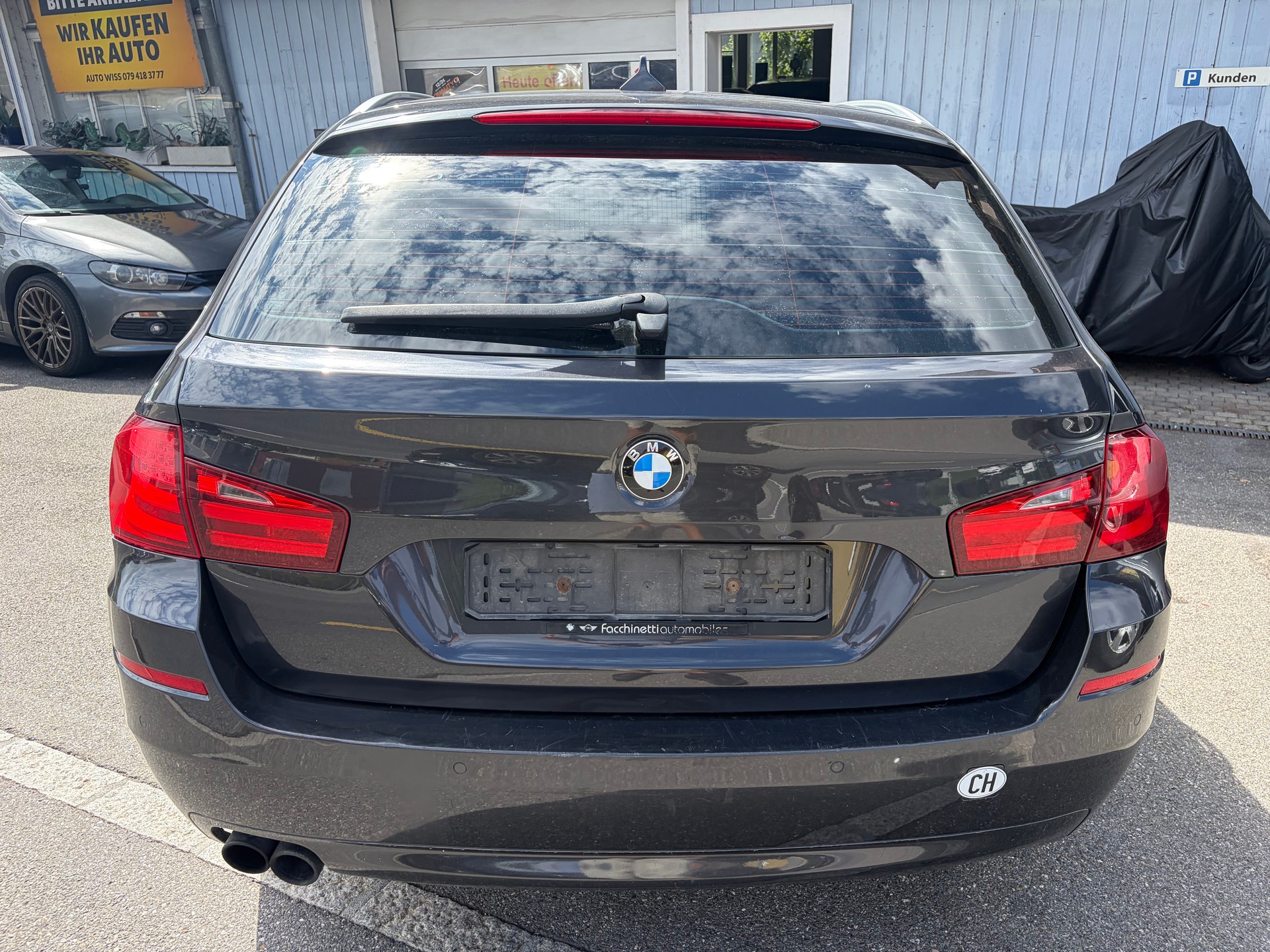 BMW 528i xDrive Touring Steptronic-showroom-element-3