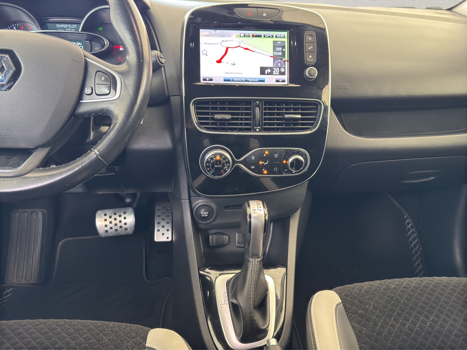 RENAULT Clio 1.2 TCe 120PS 90th Anniv. S/S *Automat*-image-12