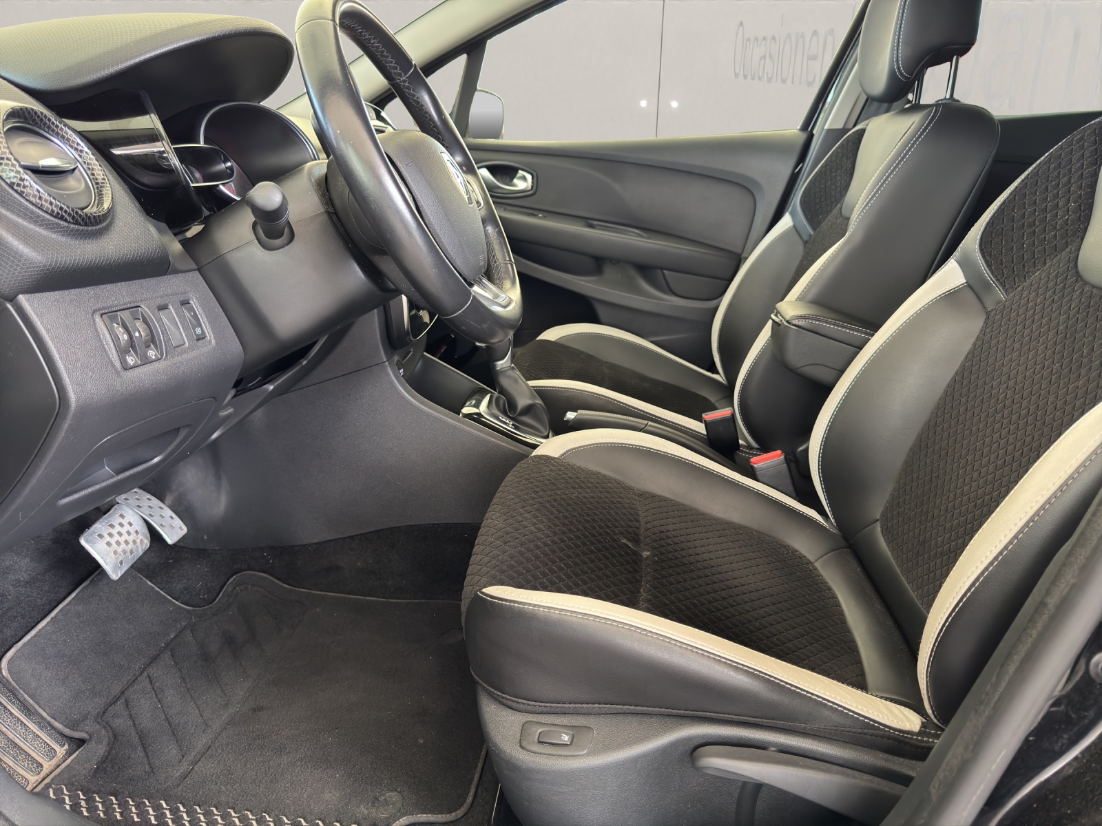 RENAULT Clio 1.2 TCe 120PS 90th Anniv. S/S *Automat*-image-10