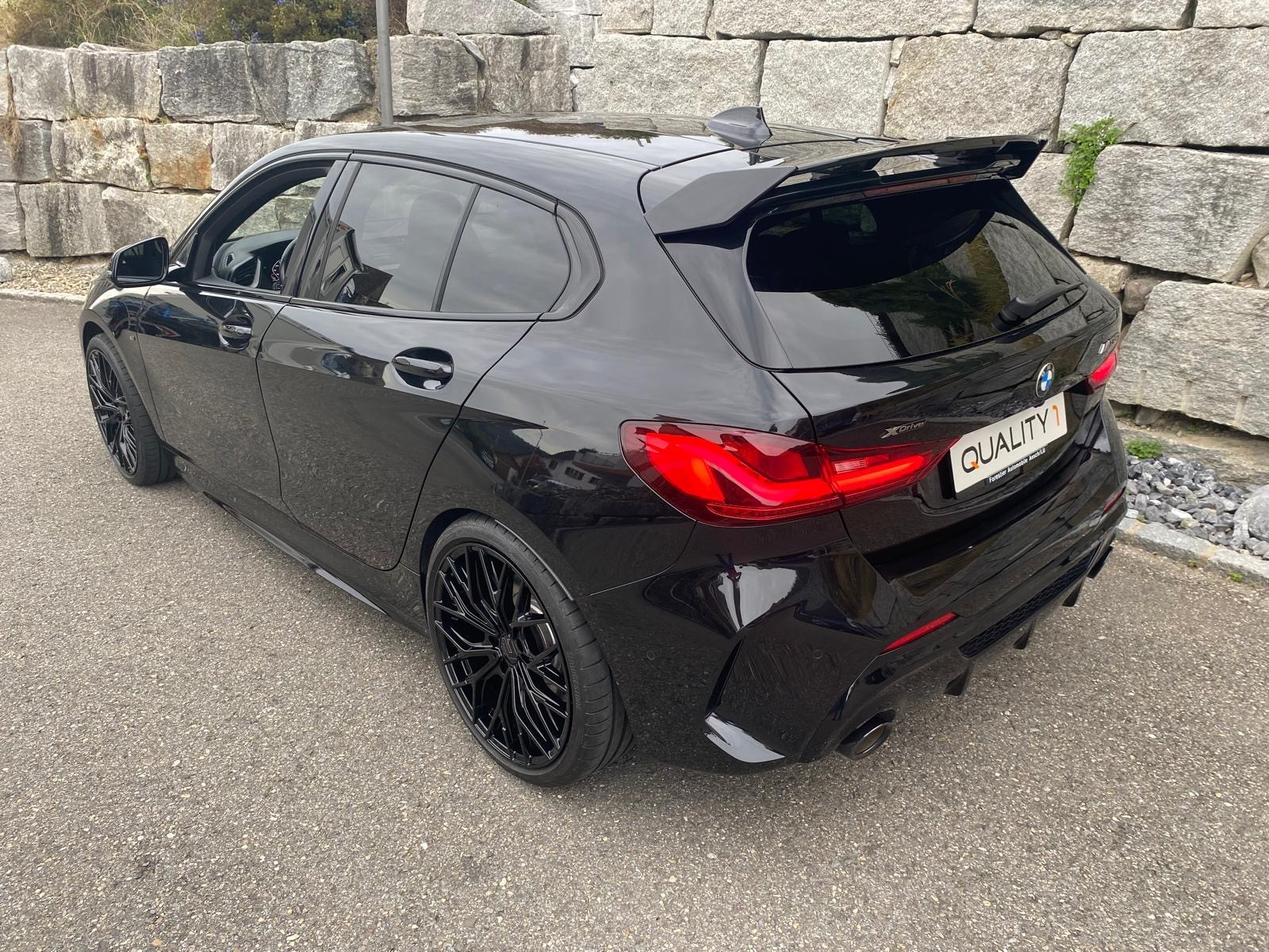 BMW M135i xDrive Steptronic Black Edition-image-2