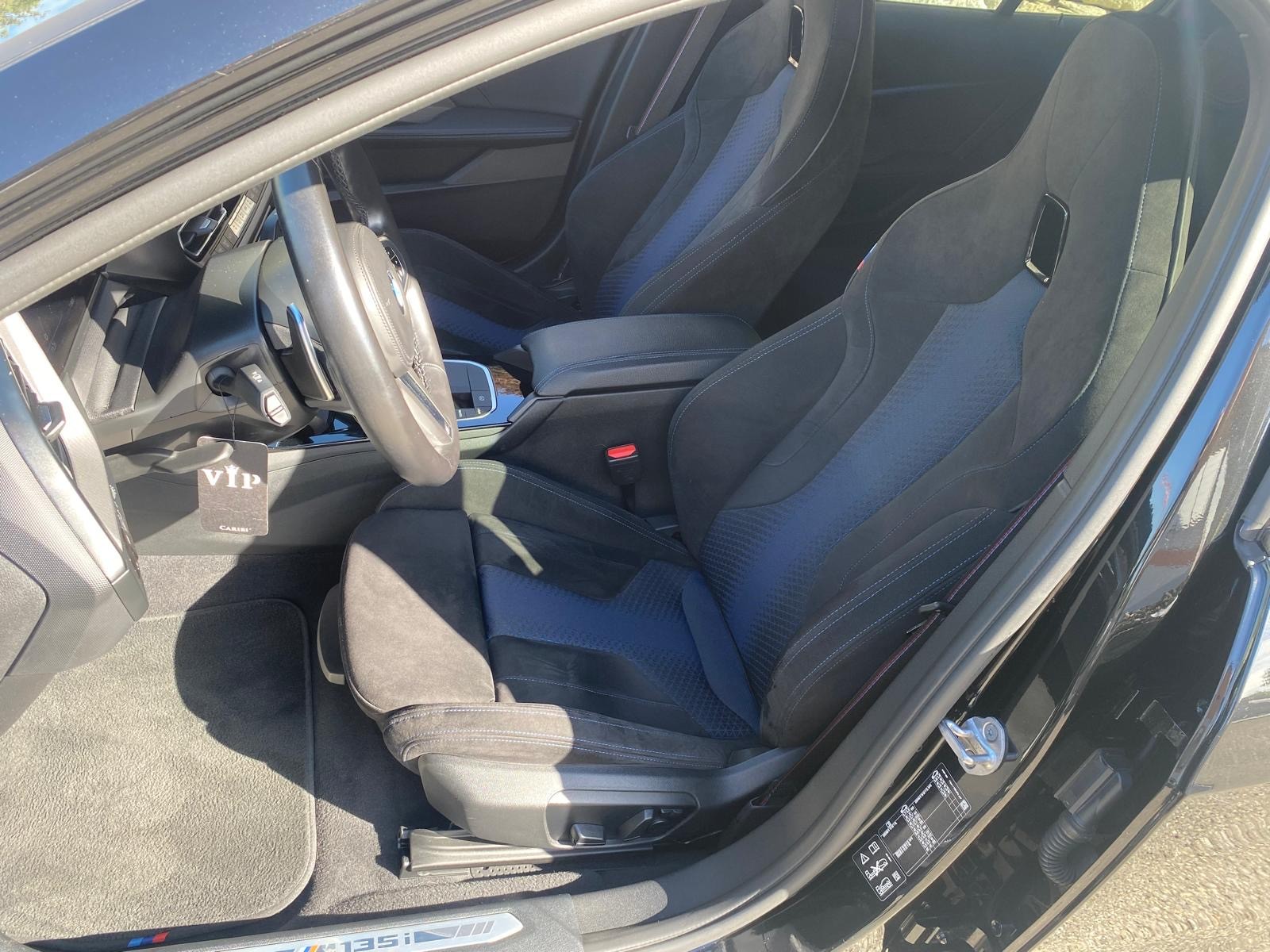 BMW M135i xDrive Steptronic Black Edition-image-9