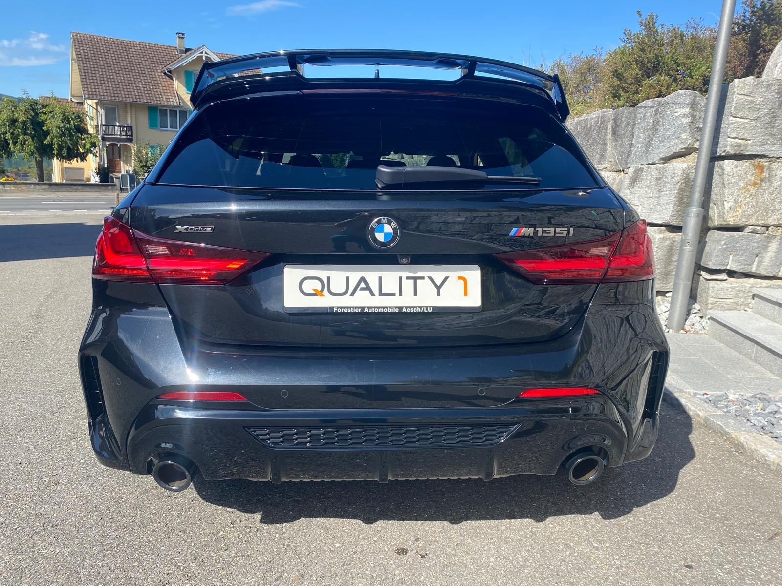 BMW M135i xDrive Steptronic Black Edition-image-3