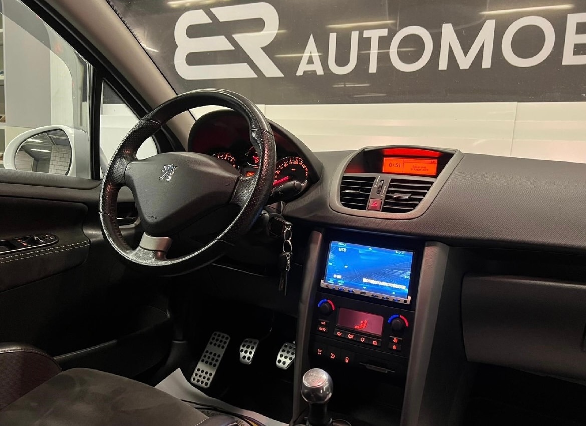 PEUGEOT 207 1.6 16V Turbo GTi-image-9
