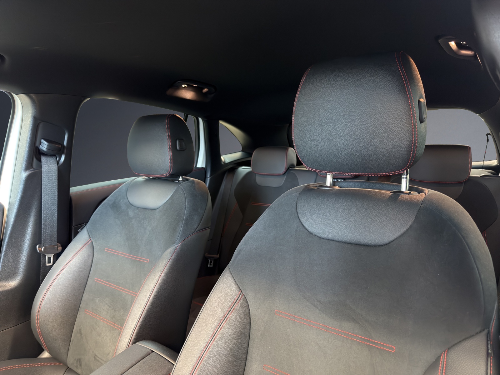 MERCEDES-BENZ GLA 200 7G-DCT-image-7