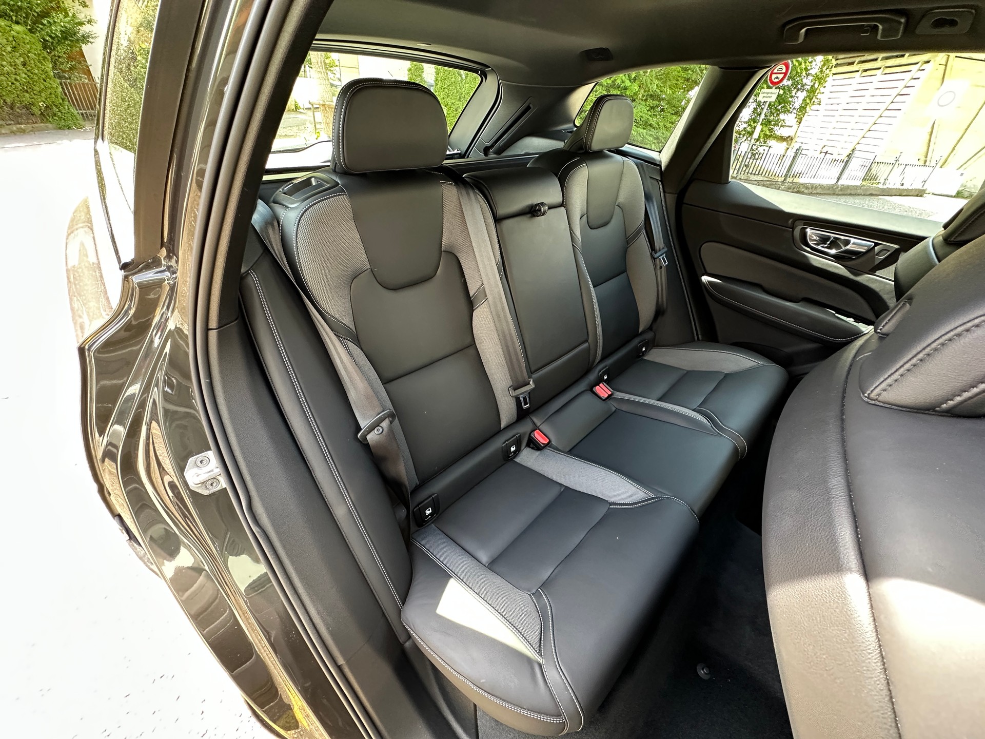 VOLVO XC60 B5 Diesel Mild Hybrid AWD R-Design Geartronic-image-12