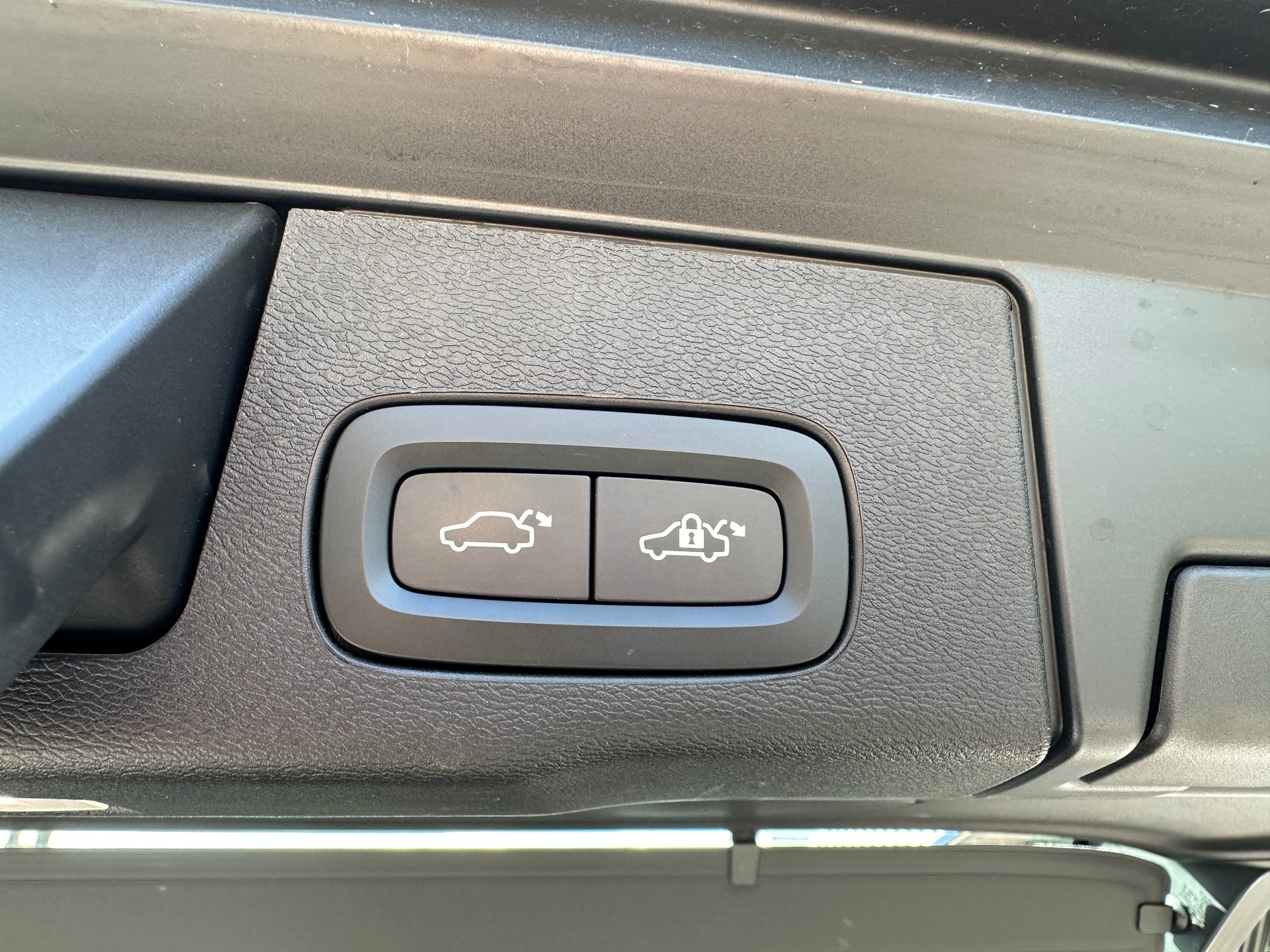 VOLVO XC60 B5 Diesel Mild Hybrid AWD R-Design Geartronic-image-17