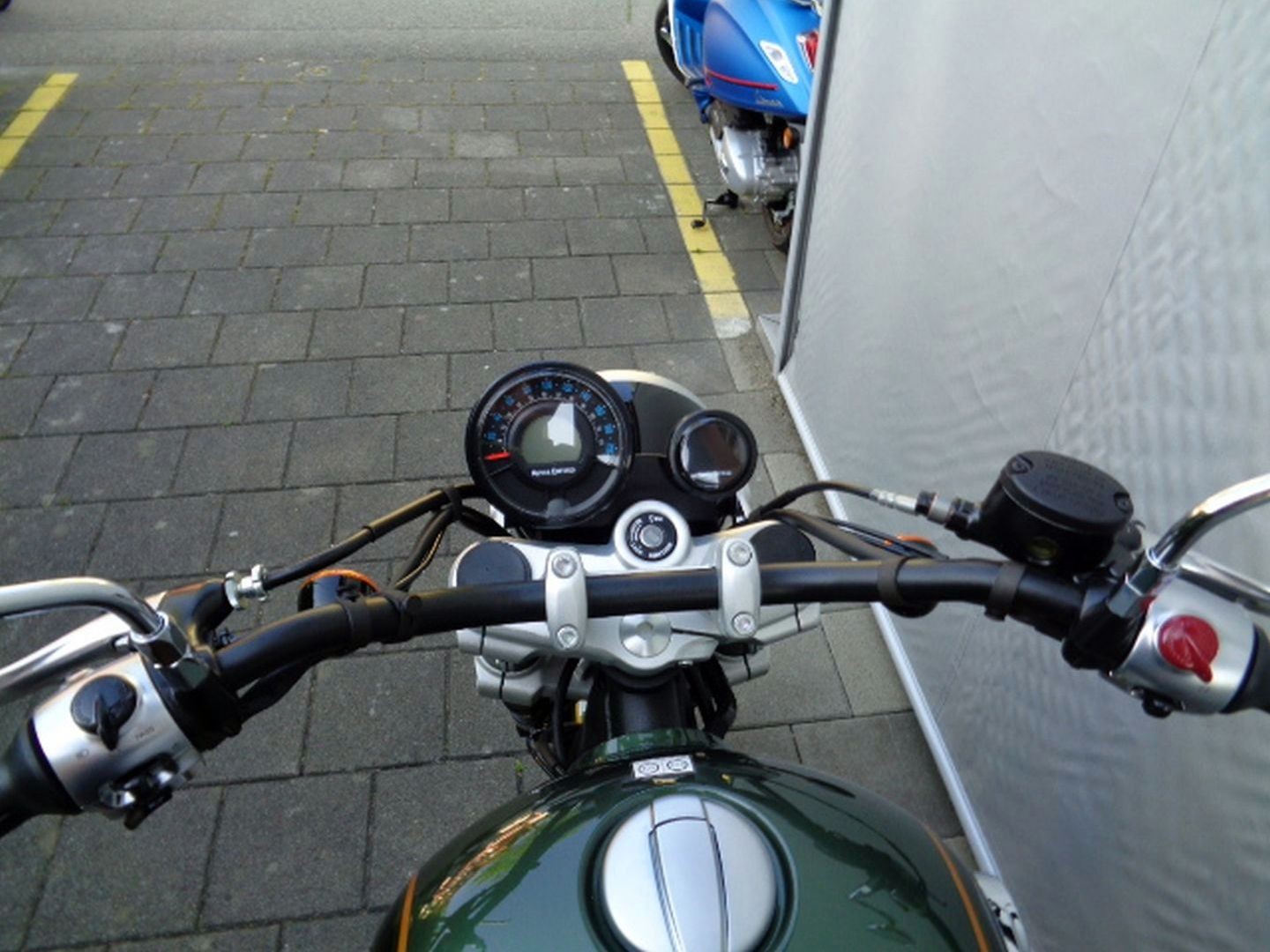 ROYAL ENFIELD SUPER METEOR 650 TWIN-image-5