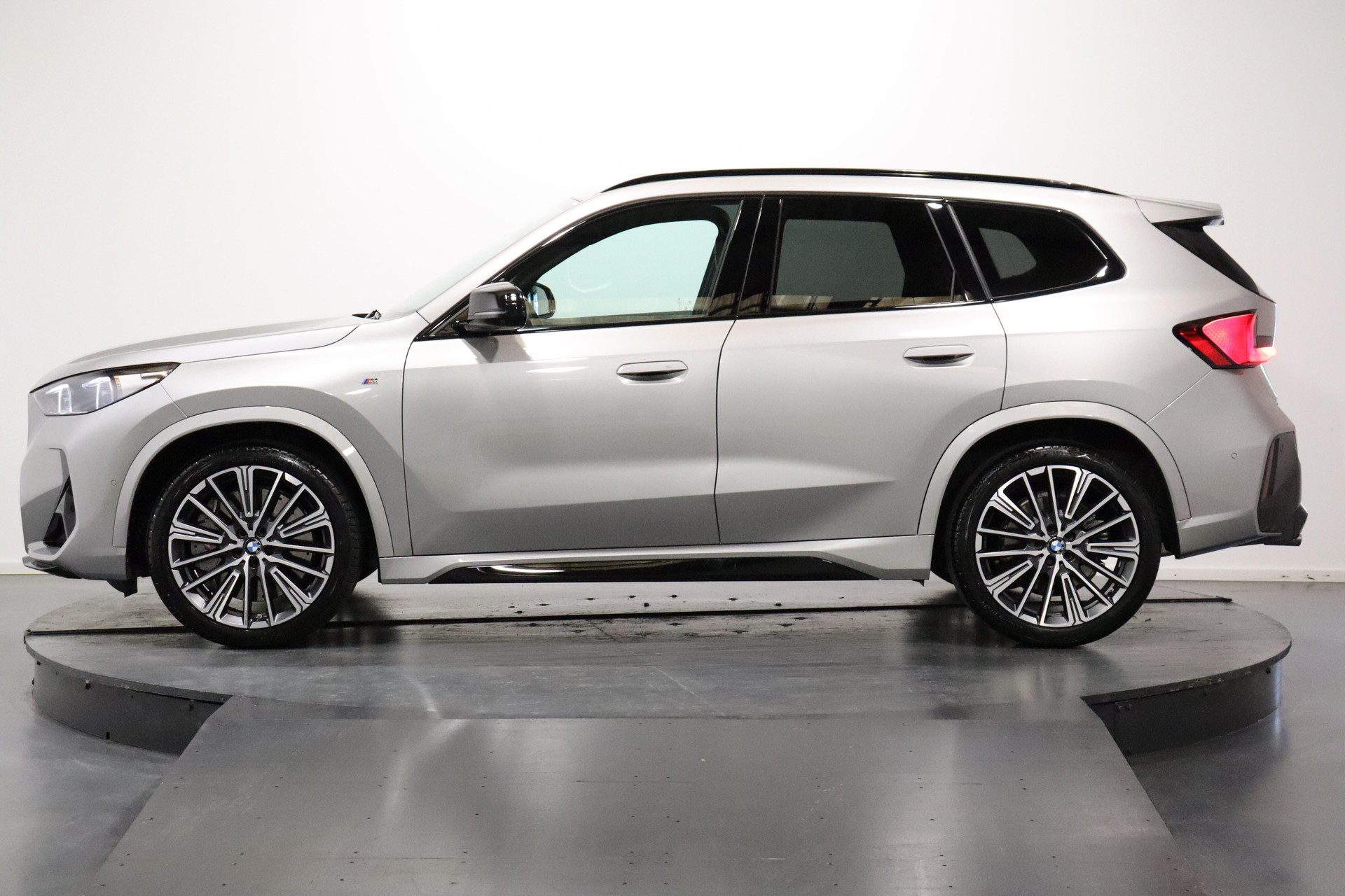 BMW X1 M35i-showroom-element-3