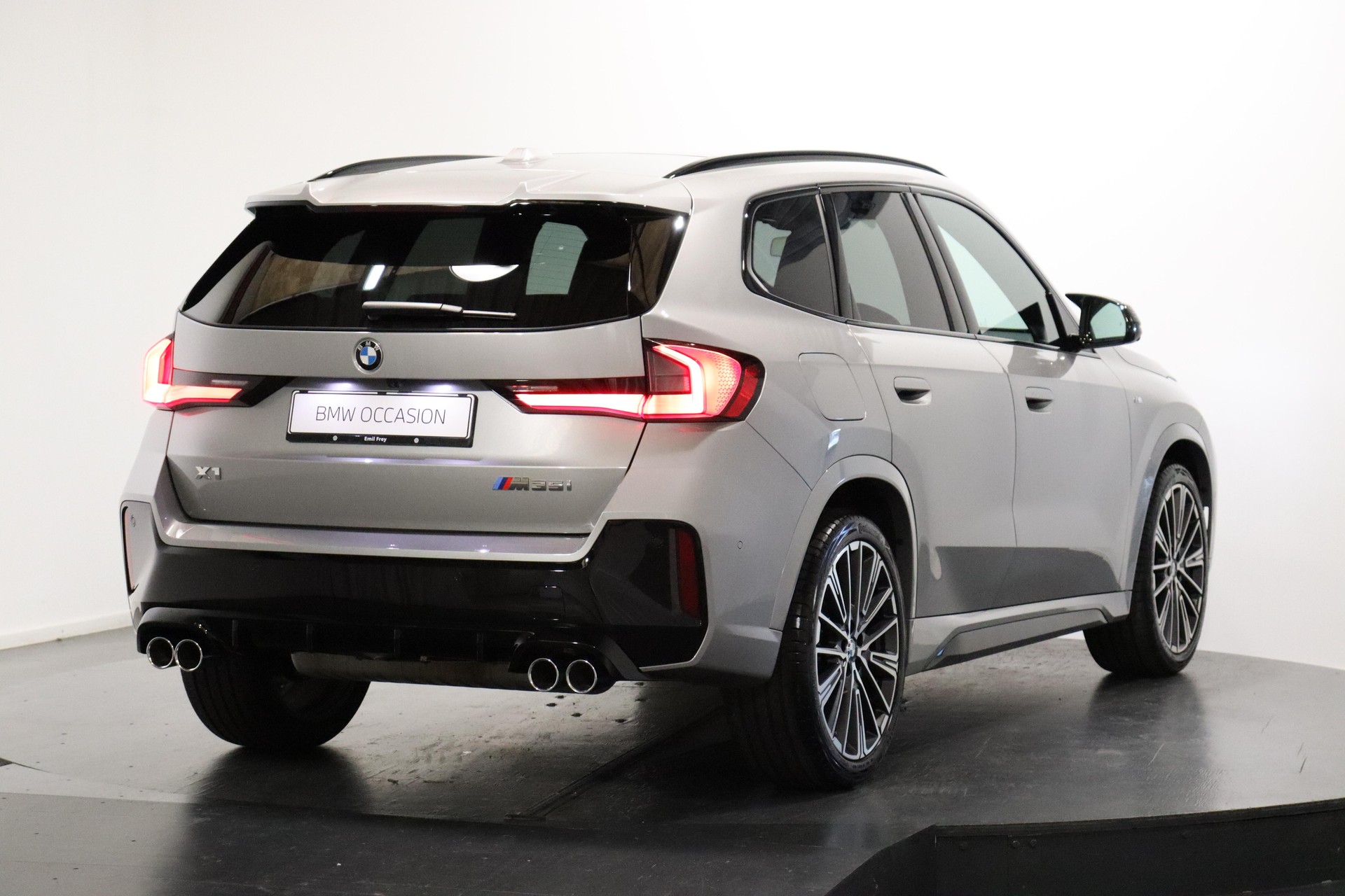 BMW X1 M35i-showroom-element-1