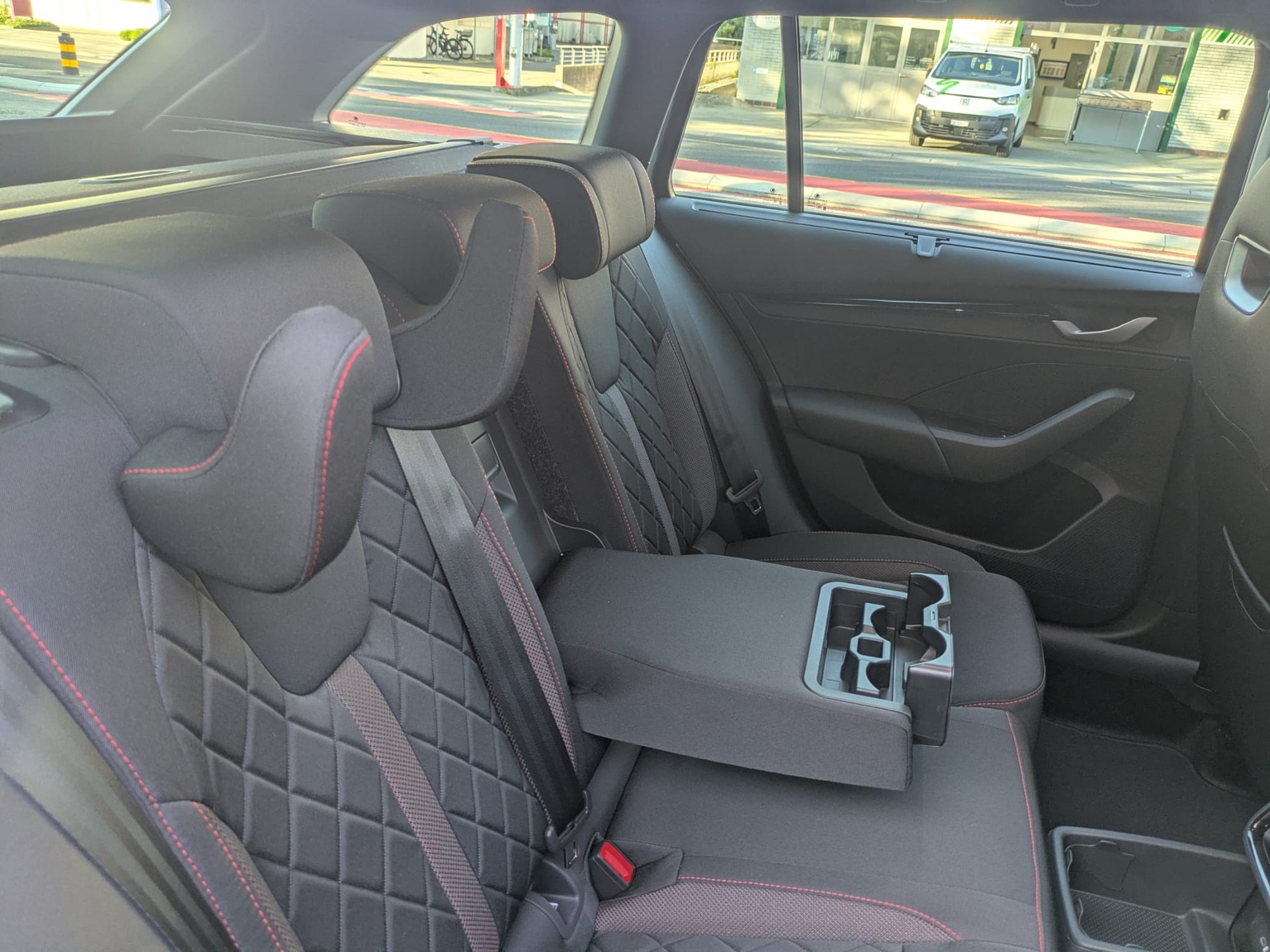 SKODA Octavia Combi 2.0 TSI DSG RS-image-14