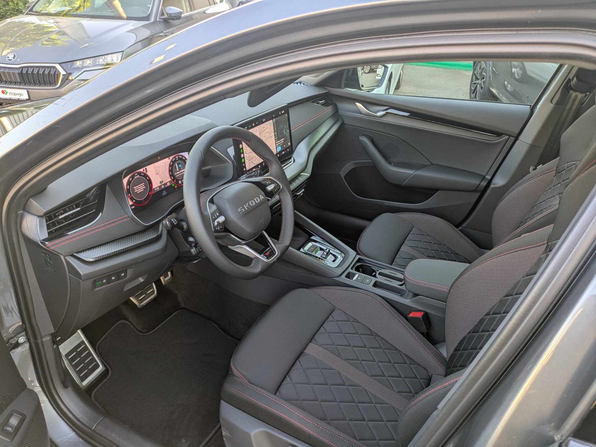 SKODA Octavia Combi 2.0 TSI DSG RS-image-19