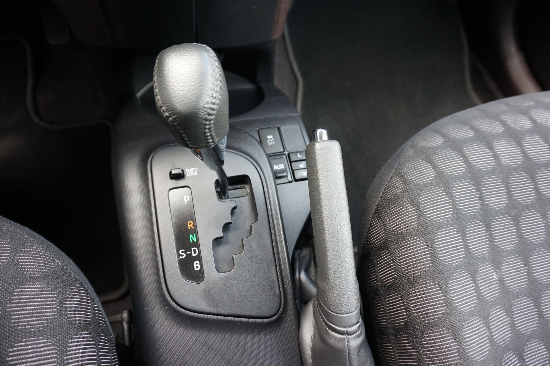 TOYOTA iQ 1.0 VVT-i Multidrive-image-7