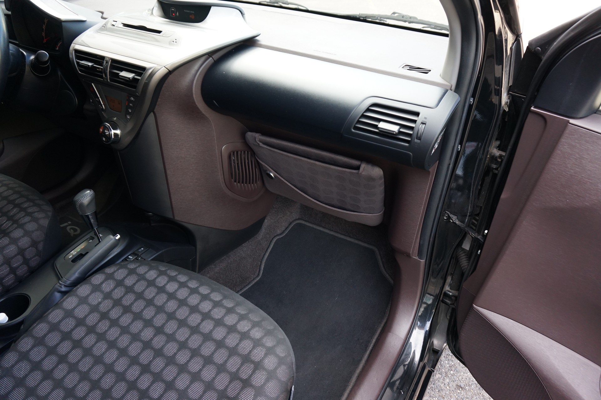 TOYOTA iQ 1.0 VVT-i Multidrive-image-11